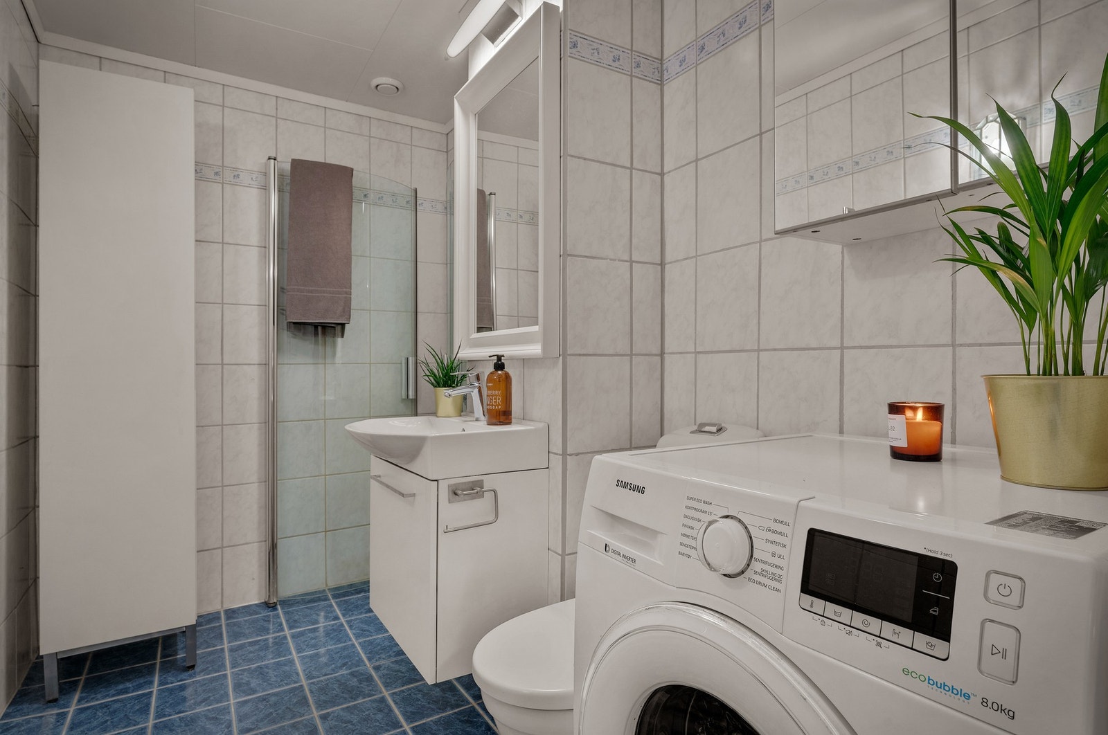 Badet er utstyrt med foldedører i dusj, toalett og baderomsinnredning med
heldekkende servant samt belyst speil. Galleribilde