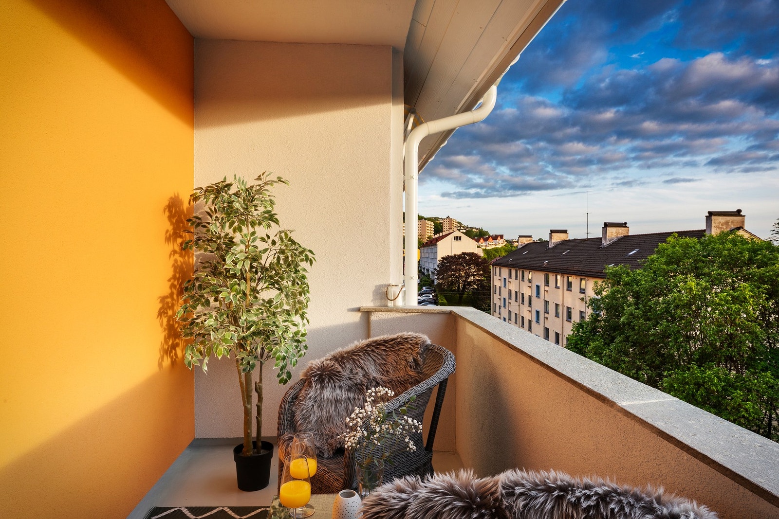 Balkongen har sol midtsommers fra ca kl. 14.30 til 22.00. Galleribilde