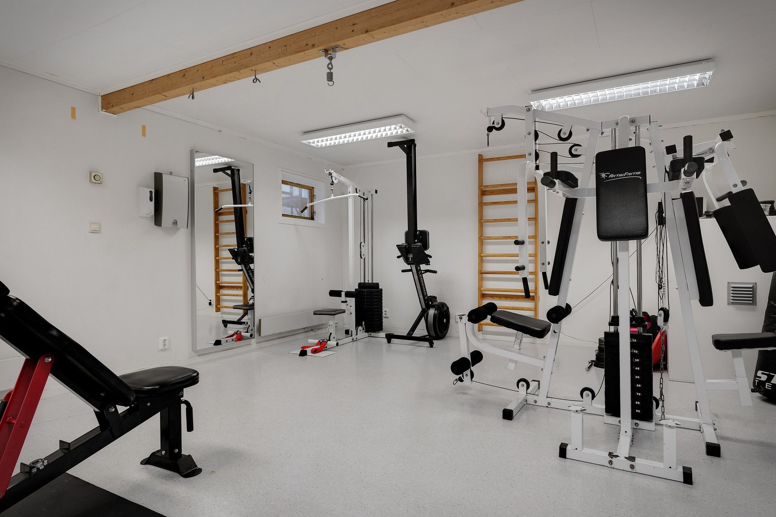 Hvis du synes det er for langt å gå 350 meter til Sporty treningssenter på Landåstorget, kan du heller benytte deg av borettslagets trimrom. Galleribilde