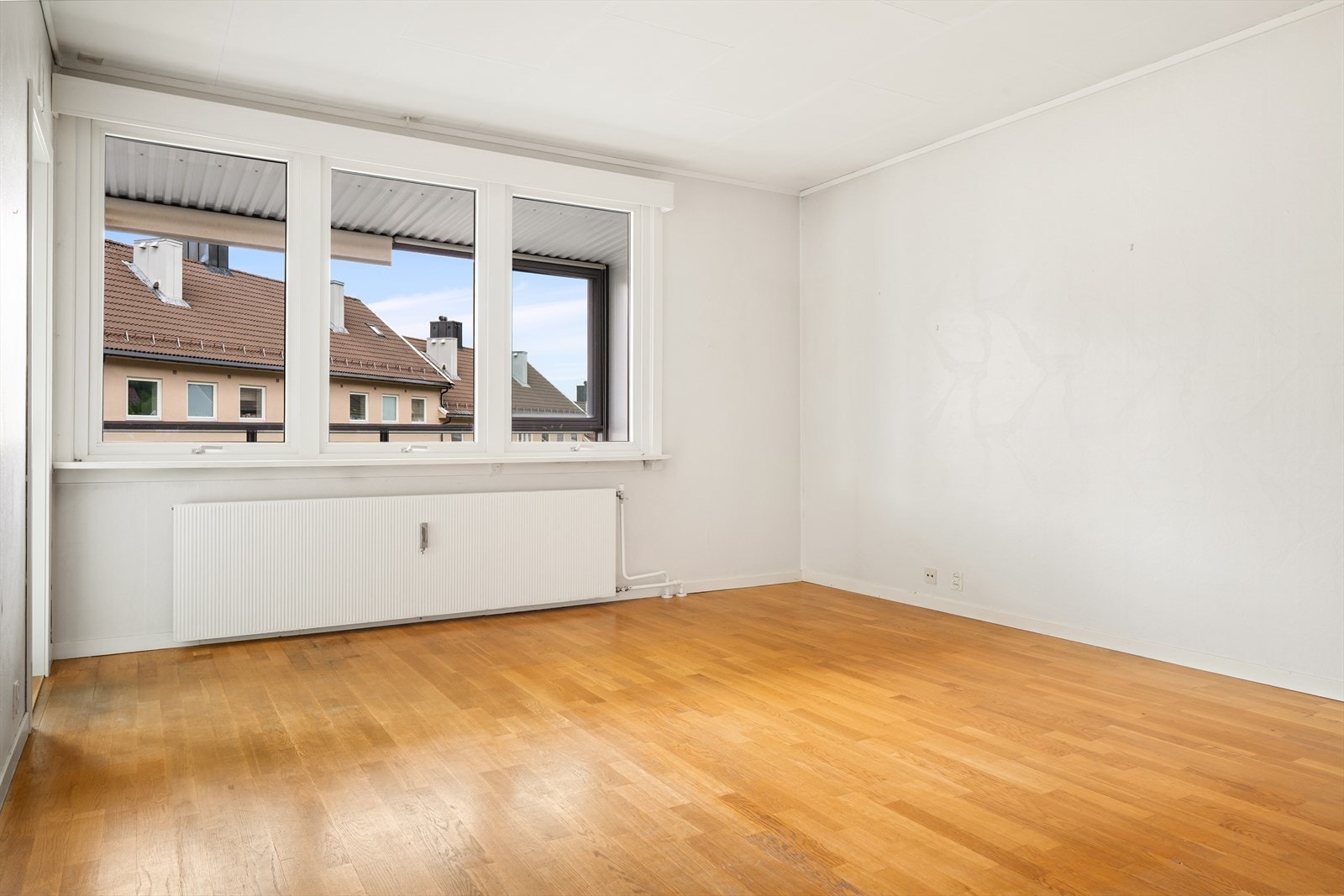 Stuen er av god størrelse på 23m² med god plass til sofa- og spisegruppe. I stuen har man også sentralvarme via radiator som gir god oppvarming på kalde dager Galleribilde