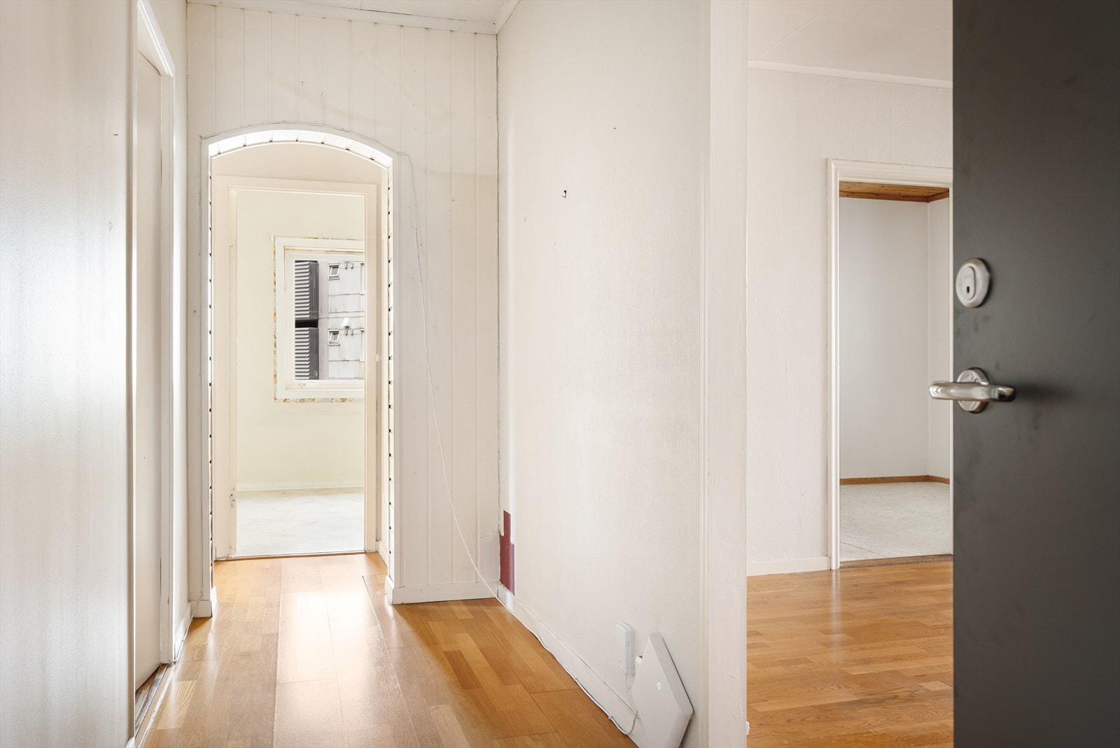 Leiligheten har en romslig entrè på 7,6m² hvor man enkelt kan åpne opp vegg inn mot stue, eller innrede med garderobeskap? Galleribilde