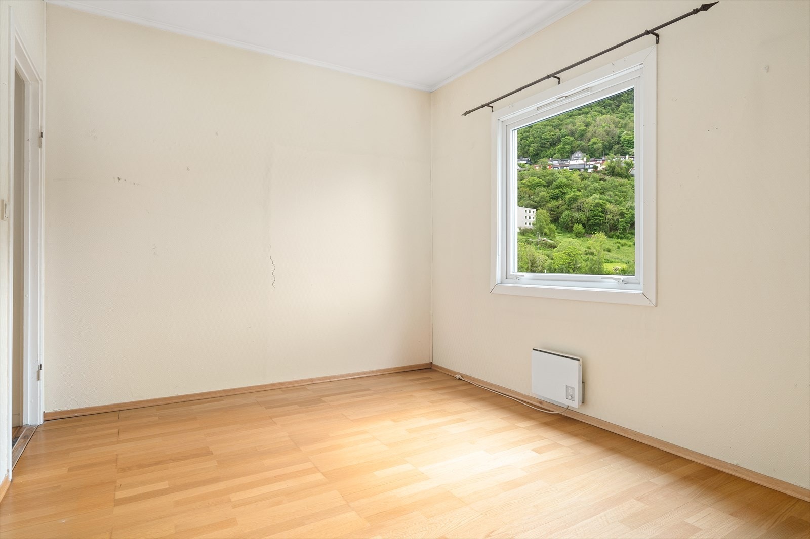 Soverom nr. 2 er av god størrelse med god plass til seng, garderobeskap og skrivebord. Galleribilde