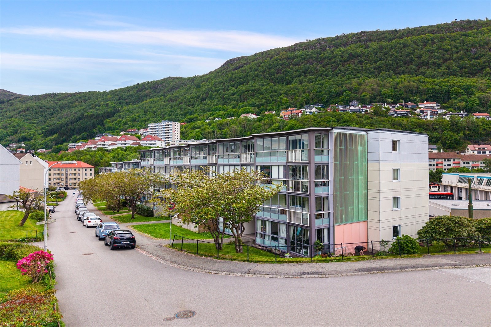 Leiligheten er både topp og endeleilighet beliggende i et attraktivt og sentralt boligområde. Galleribilde