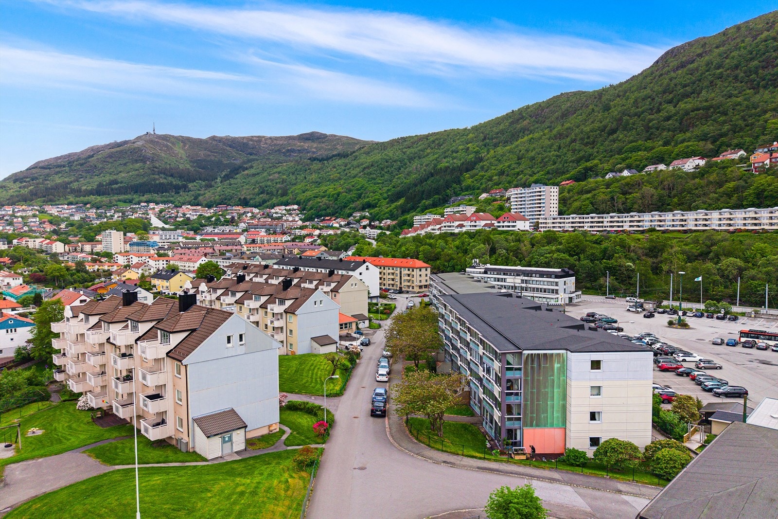 Fra boligen er det kort gangavstand til fine turområder, treningssenter, café, dagligvarehandel, busstopp mm. Galleribilde