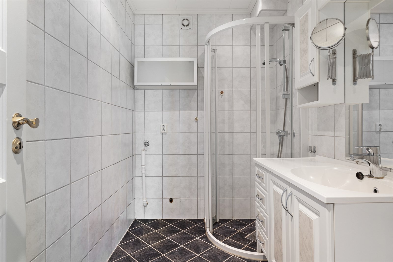 Badet er helfliset på 4,1m². Her er det opplegg for vaskemaskin og selvsagt varmekabler i gulvet. Galleribilde