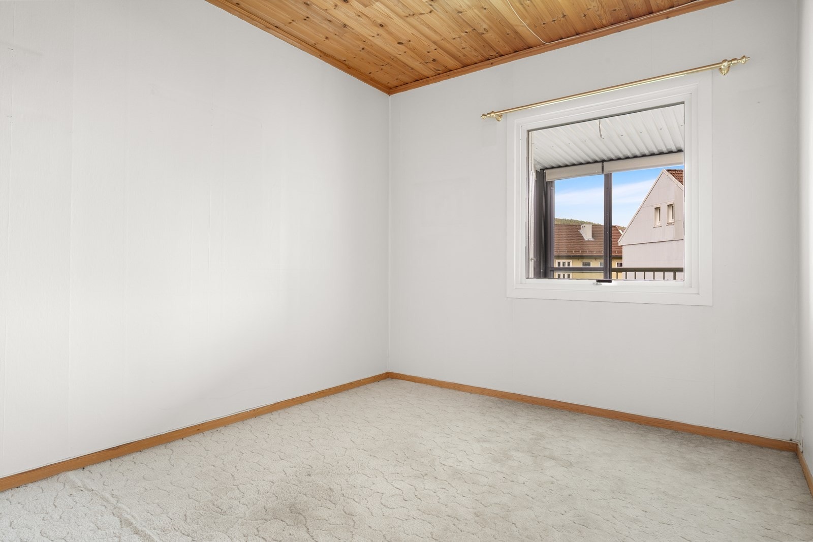 Første soverommet har inngang fra stuen, hvor man har god plass til seng og garderobeskap. Galleribilde