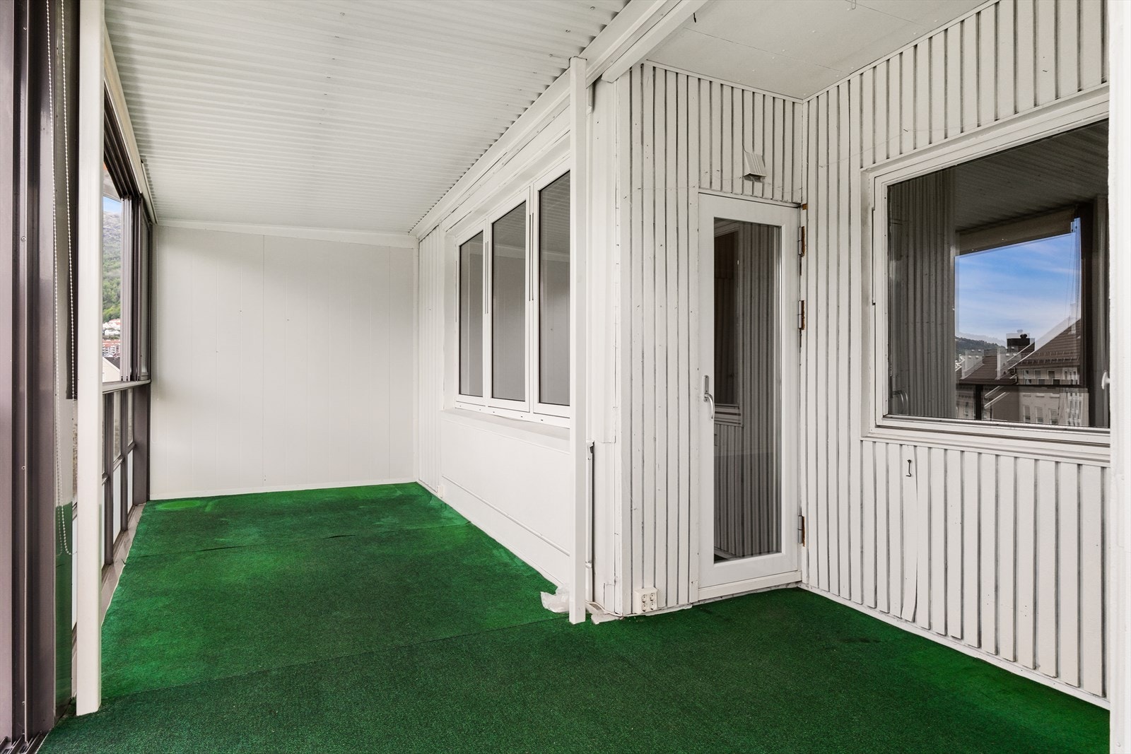 Balkongen er enkel å innrede etter eget ønske og behov, og det er god plass til utemøbler Galleribilde
