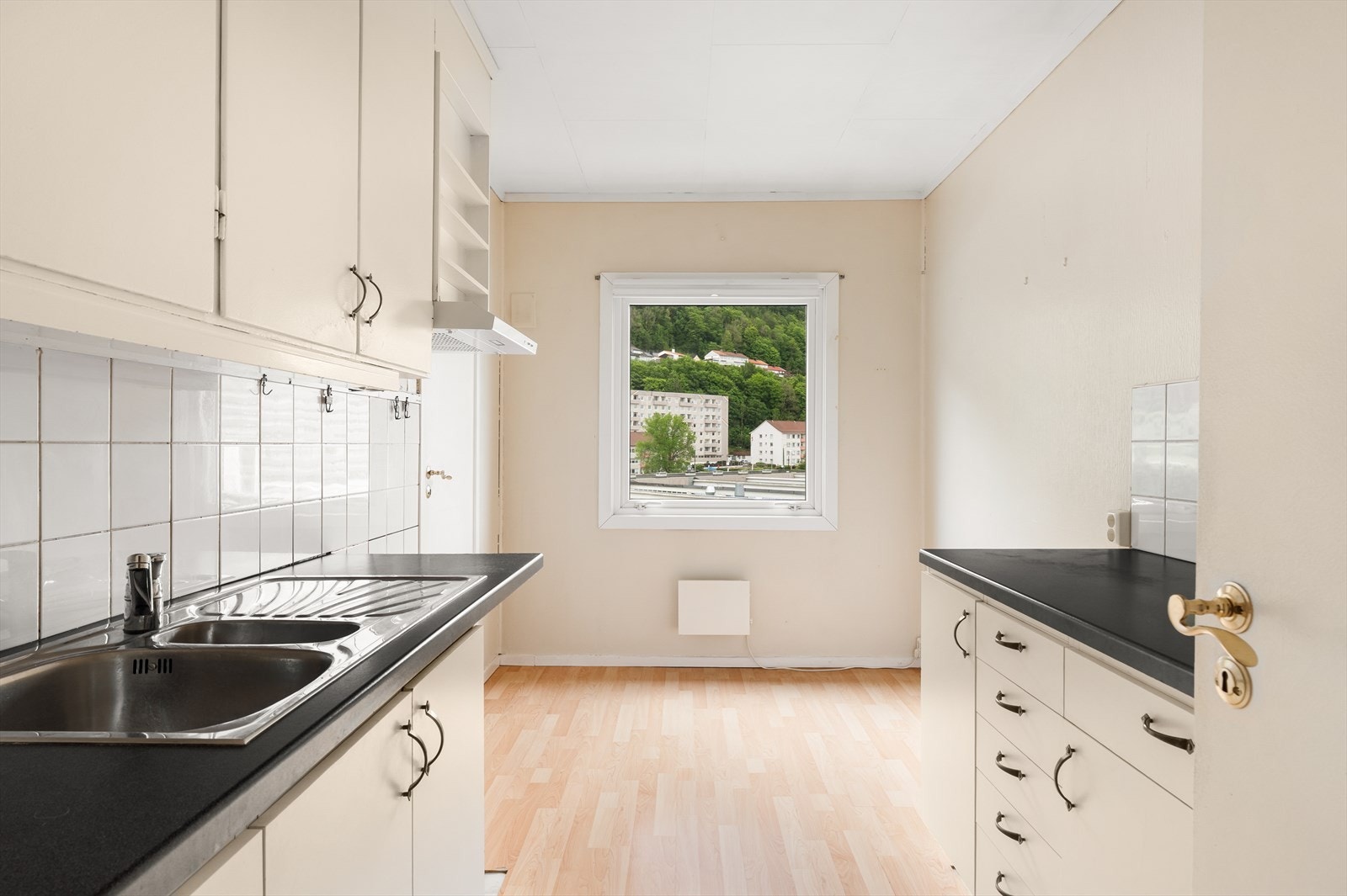 Kjøkkenet er av god størrelse på 9,1m² hvor det er rikelig med skap og benkeplass. Her har man også plass til et hyggelig frokostbord ved vinduet Galleribilde