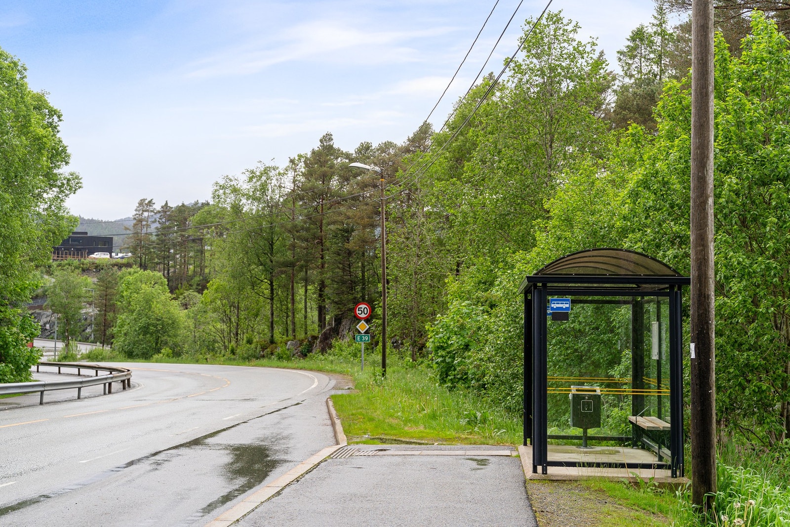 Bussholdeplass ved innkjørsel til boligfeltet. Galleribilde
