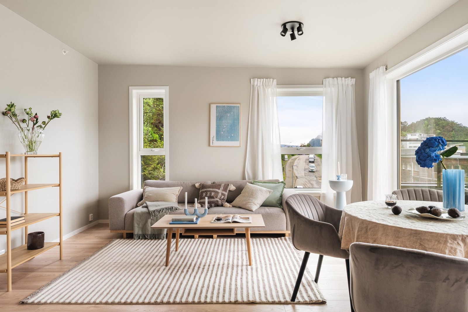 Her har man plass til å møblere med både sofakrok og spisesone. Galleribilde