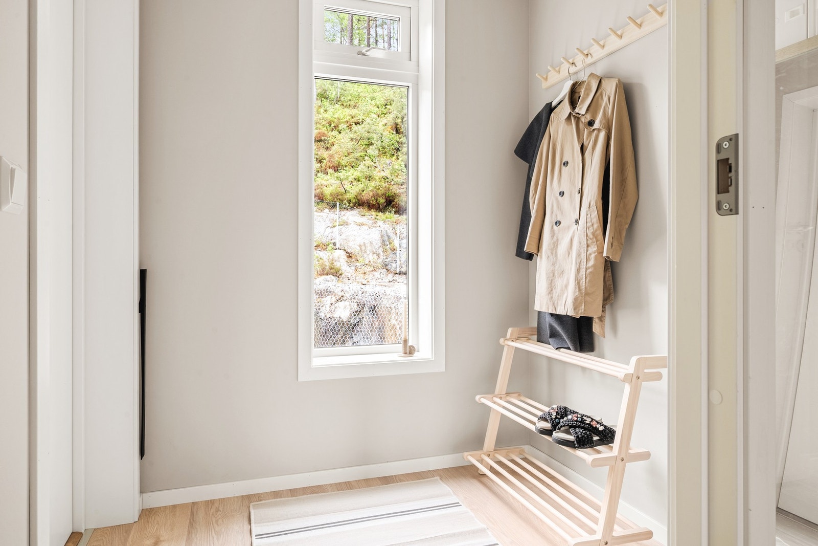 Entré måler 3 kvm og leder videre til gangen, hvor det er bra med møbleringsmuligheter. Galleribilde