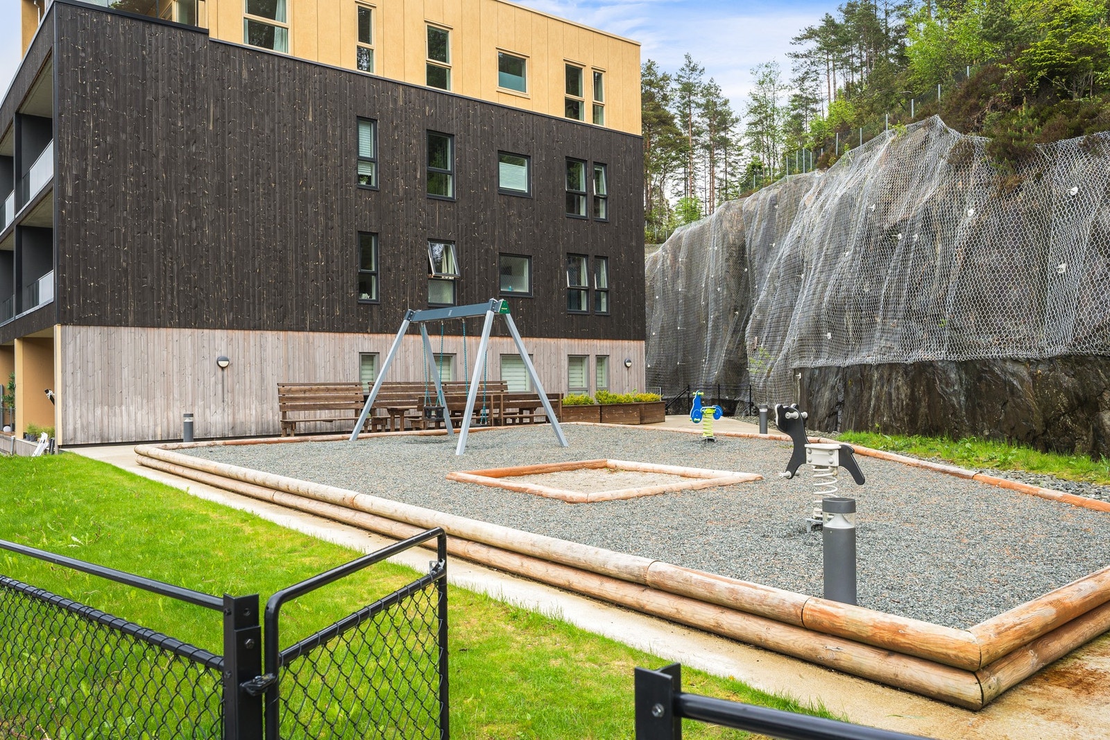 Leiligheten ligger i et nyere boligkompleks med lekeplass på sameiets eiendom. Galleribilde