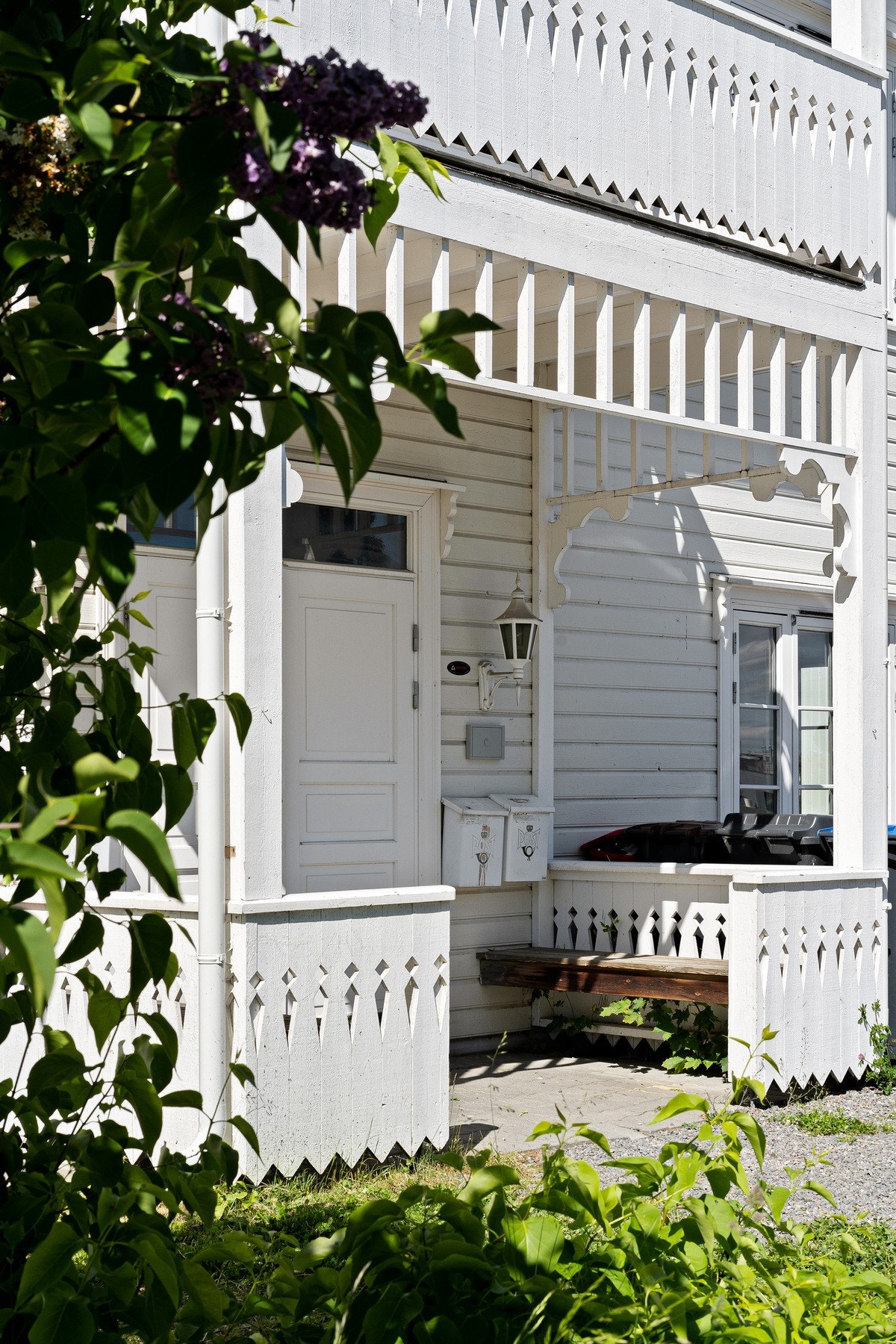 En eldre, sjarmerende bolig med hyggelig inngangsparti og fellesområder. Galleribilde