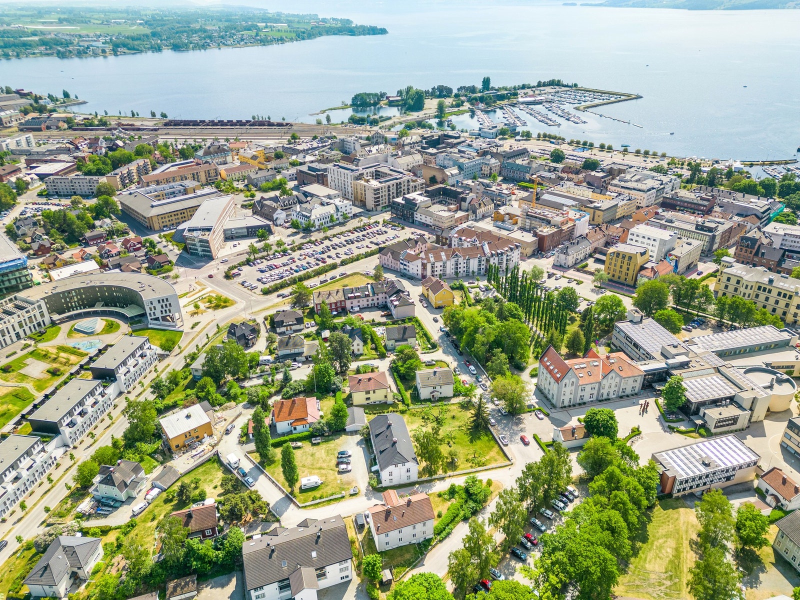 I Hamar har du alt fra kjøpesentre, svømmehall, treningssenter, barnehage/skole, restauranter, togstasjon mm.
Velkommen til visning - husk påmelding ! Galleribilde
