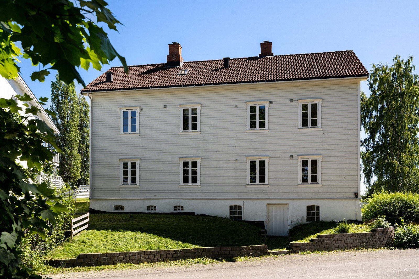 Uteområdene er pent opparbeidet med plen, beplantning og busker som gir et trivelig bomiljø. I tillegg disponerer beboerne egne parkeringsplasser som det betales leie på via felleskostnader. Galleribilde