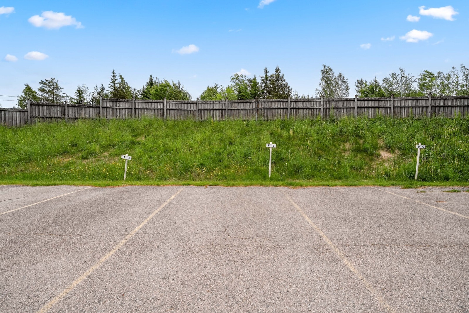 Leiligheten disponerer en utendørs parkeringsplass Galleribilde