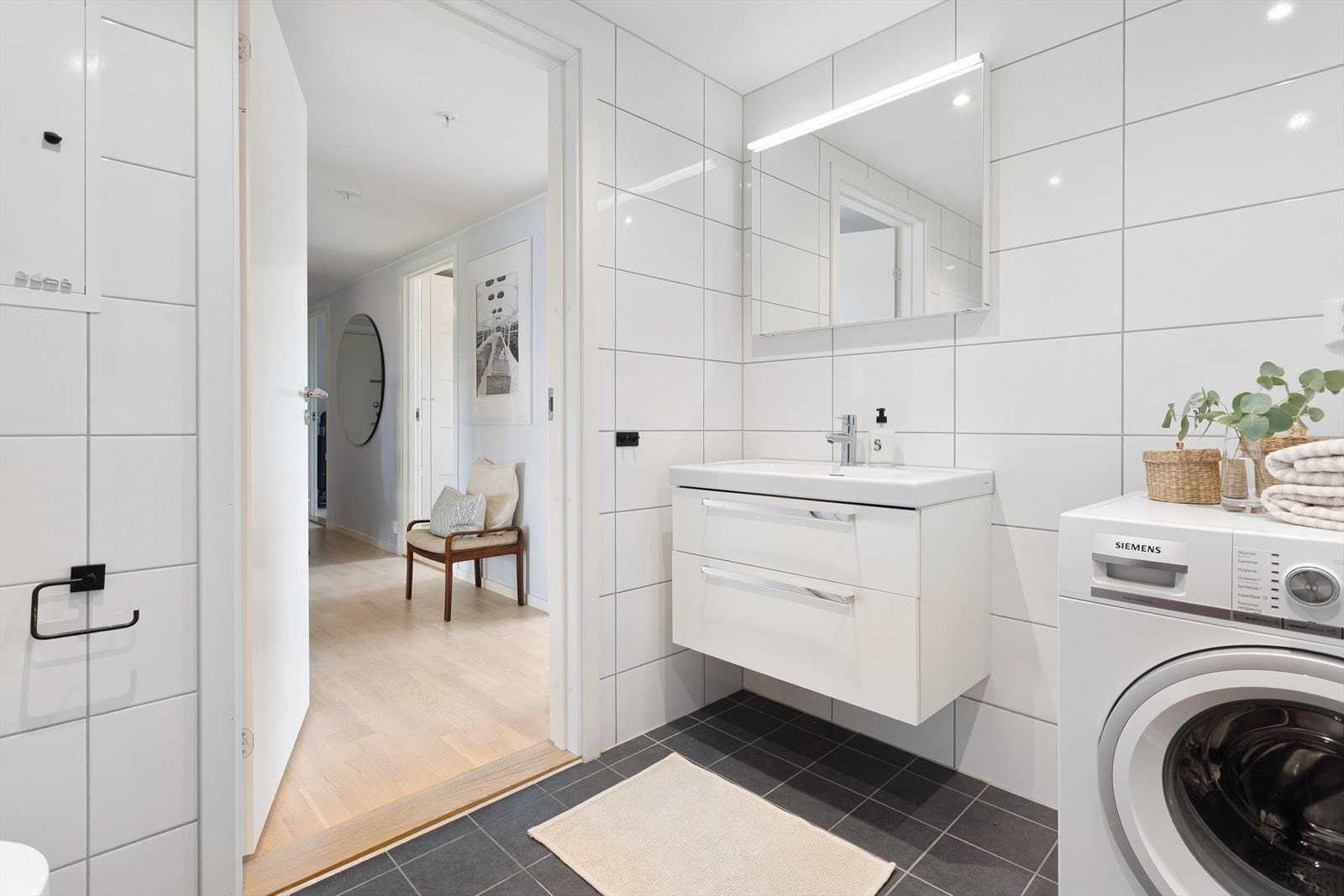 Det er plass til både vaskemaskin og tørketrommel. Galleribilde