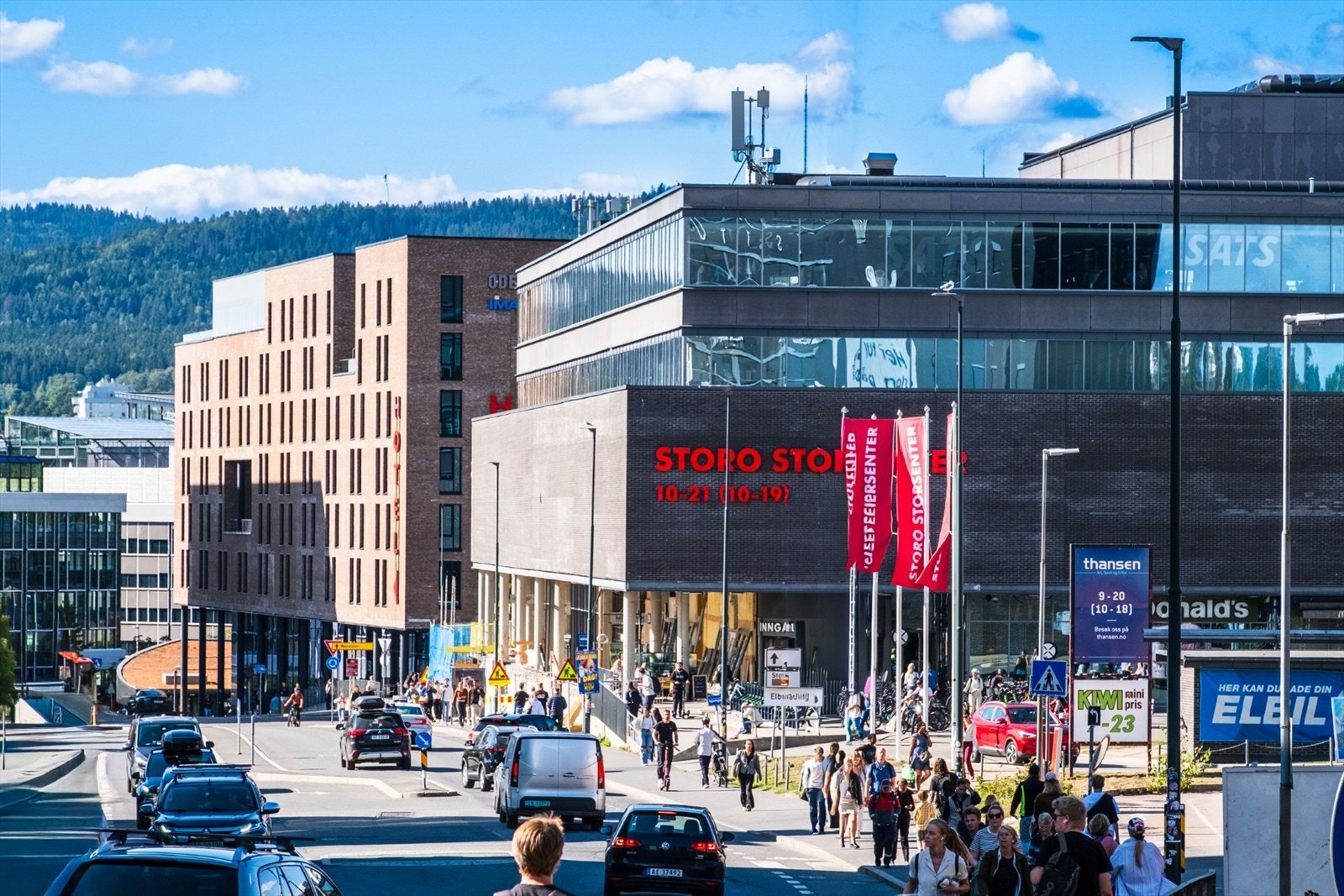 Kort spasertur til Thon Senter Storo som er Oslos største kjøpesenter. Senteret har en oversiktlig planløsning og en spennende miks av 140 butikker, spisesteder og tjenester. Galleribilde