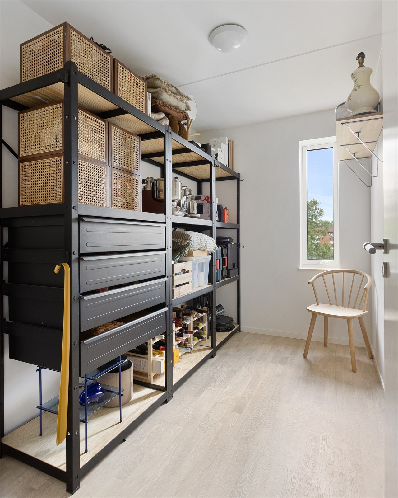 I tilknytning til entréen finner du en praktisk innvendig bod med gode oppbevaringsmuligheter. Rommet passer også som kontor dersom ønskelig. Galleribilde
