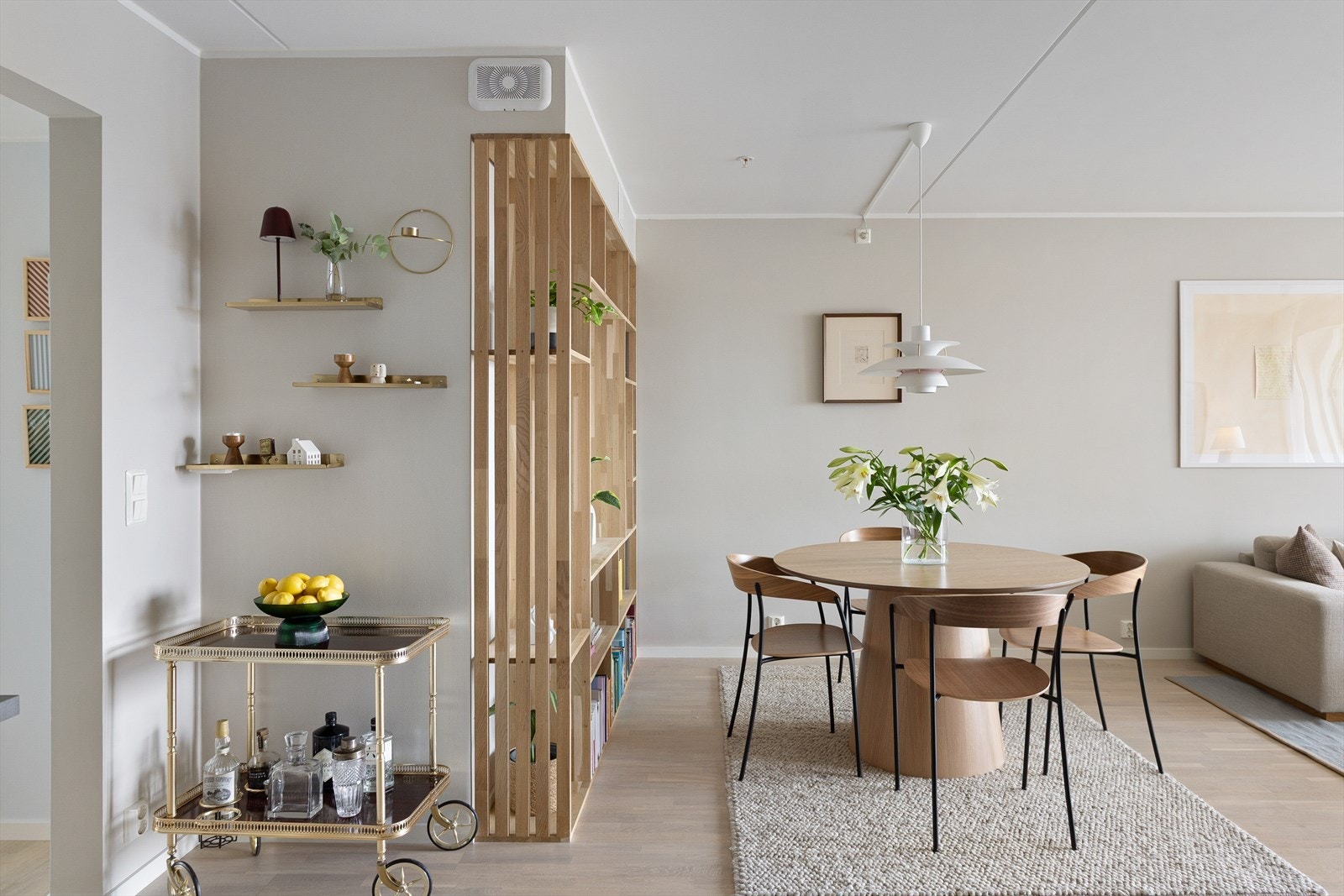 Her er det god plass til et større spisebord, hvis det er ønskelig. Galleribilde