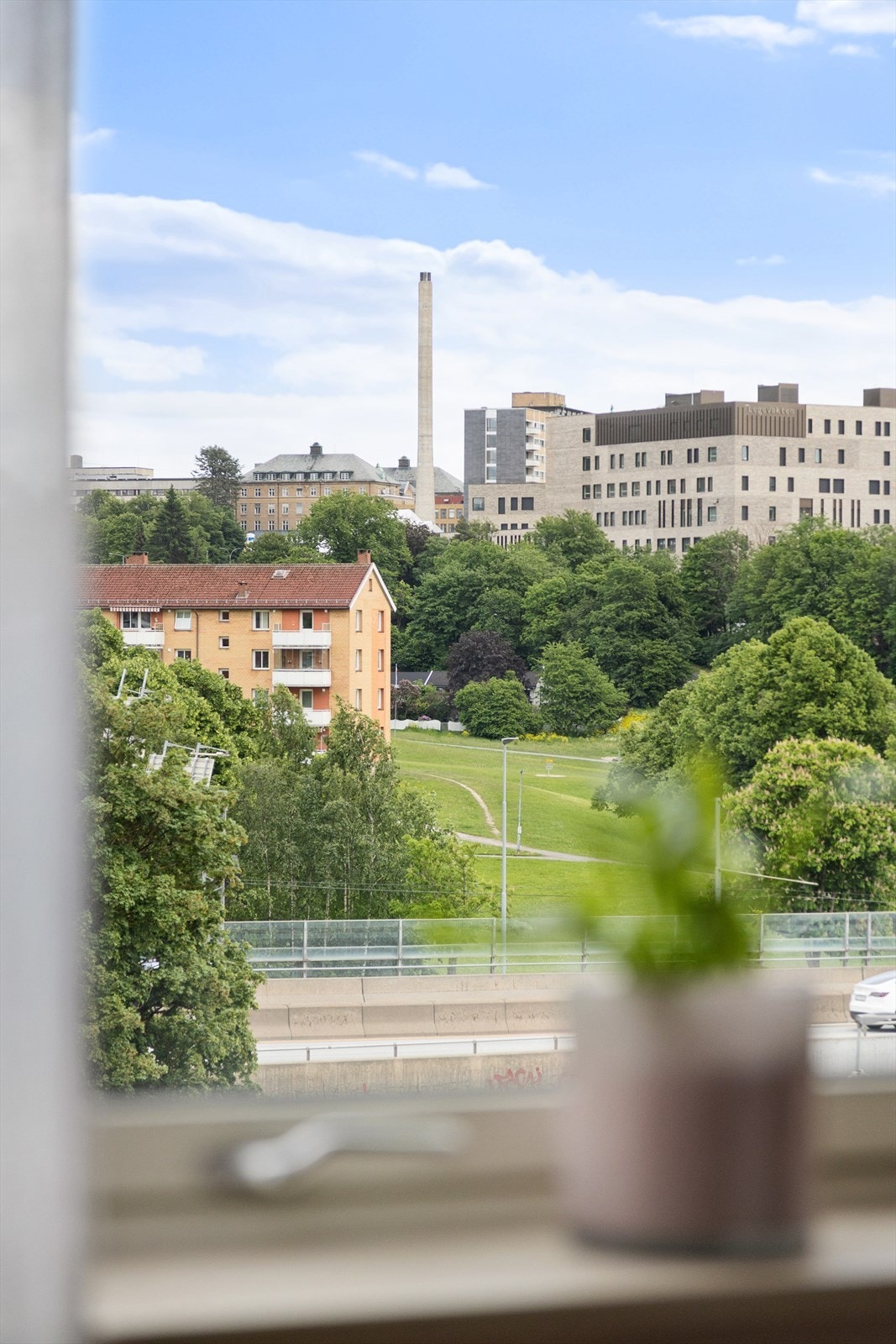 Hyggelig og luftig utsikt fra soveromsvinduet. Galleribilde