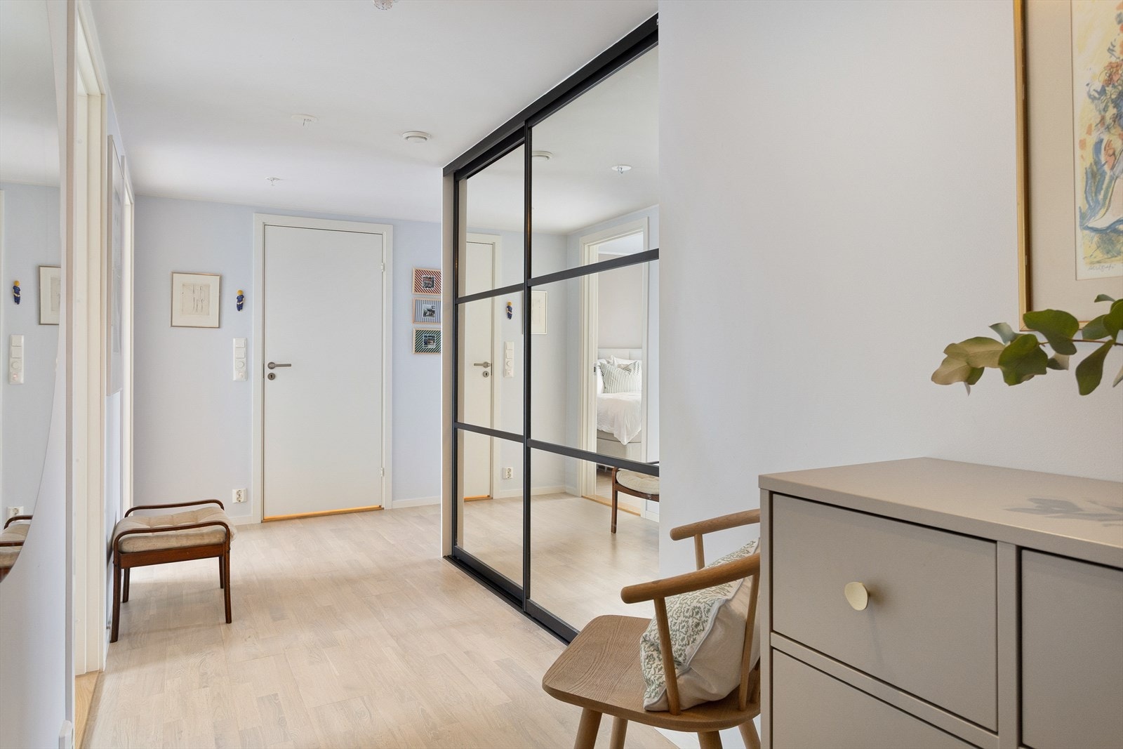 Det plass til både en benk eller kommode, noe som gjør entréen både praktisk og hyggelig i bruk. Galleribilde