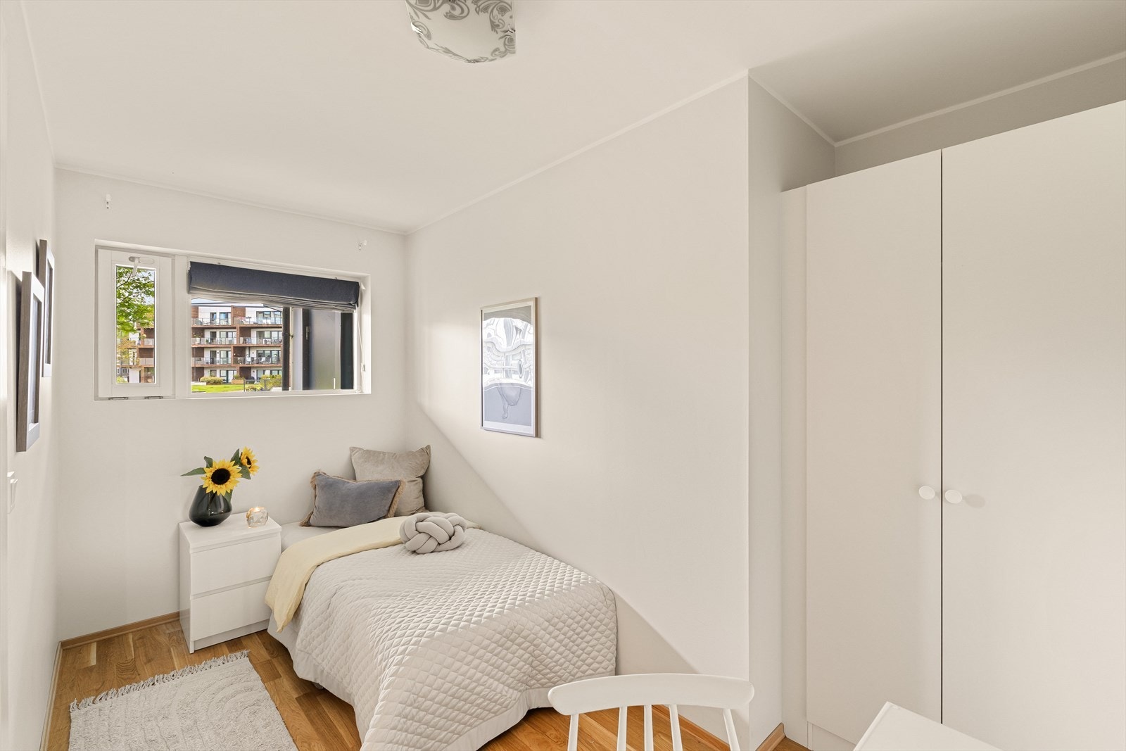 Soverom nr 2 med plass til både seng, skap og skrivebord dersom det er ønskelig. Galleribilde