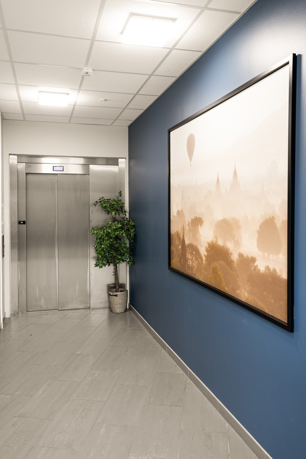 Felles gang med heis Galleribilde