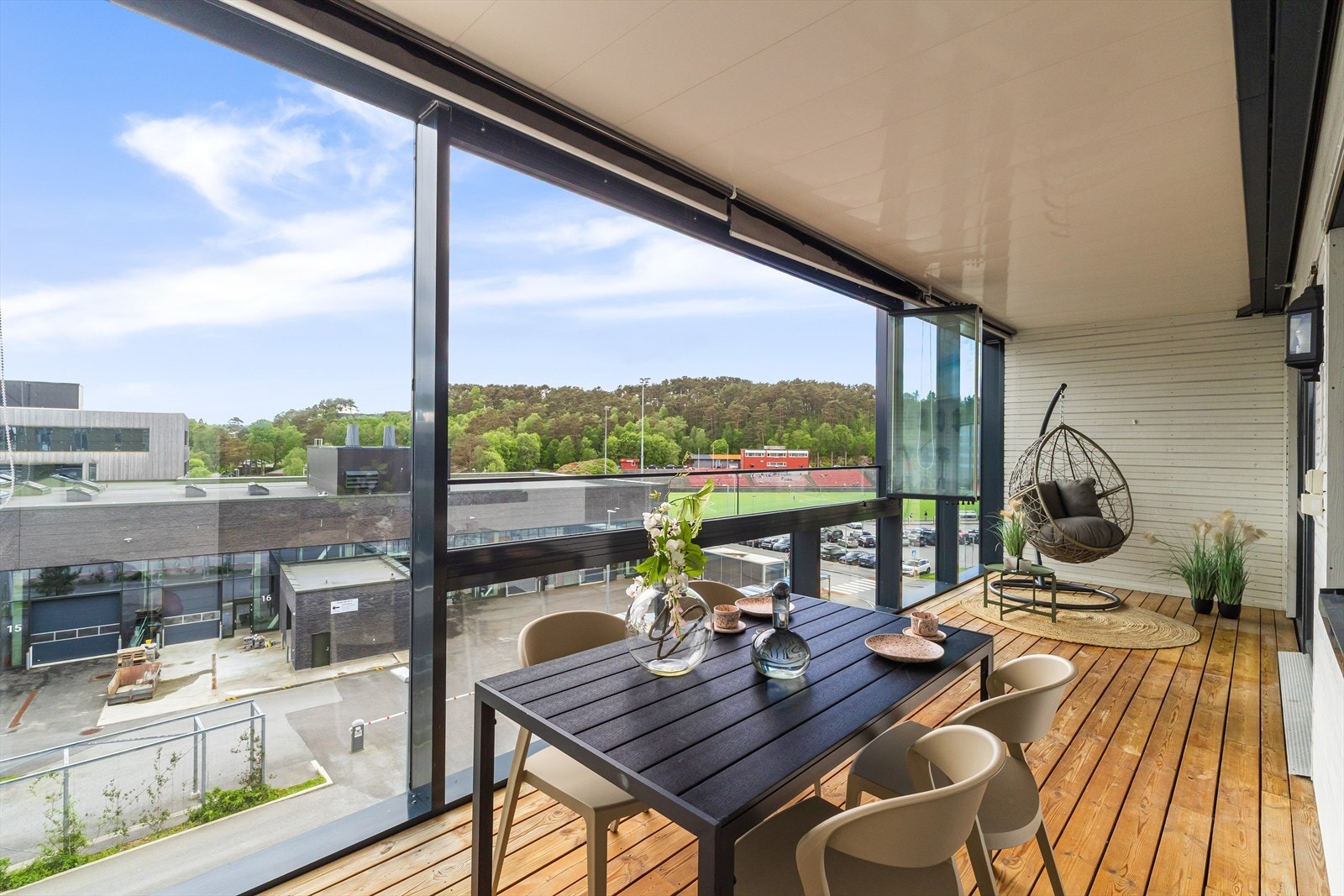 Leiligheten har en flott, innglasset balkong på hele 17m2. Galleribilde