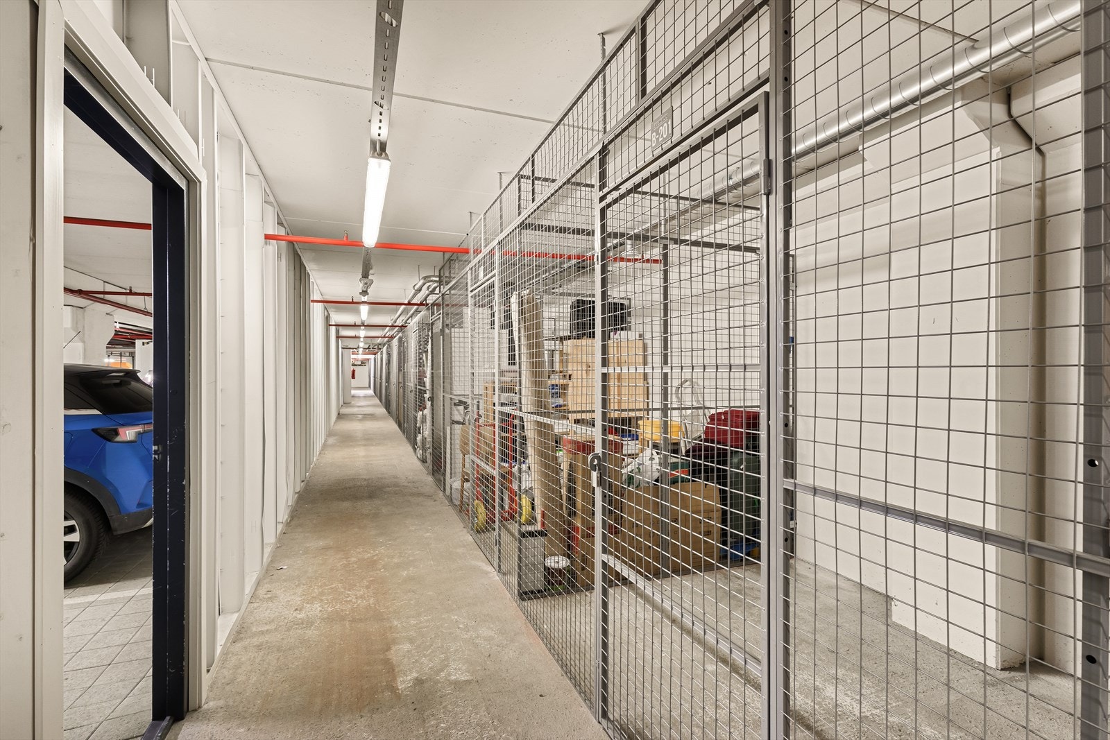 Det er en bod i kjeller på 6 m2 for oppbevaring Galleribilde