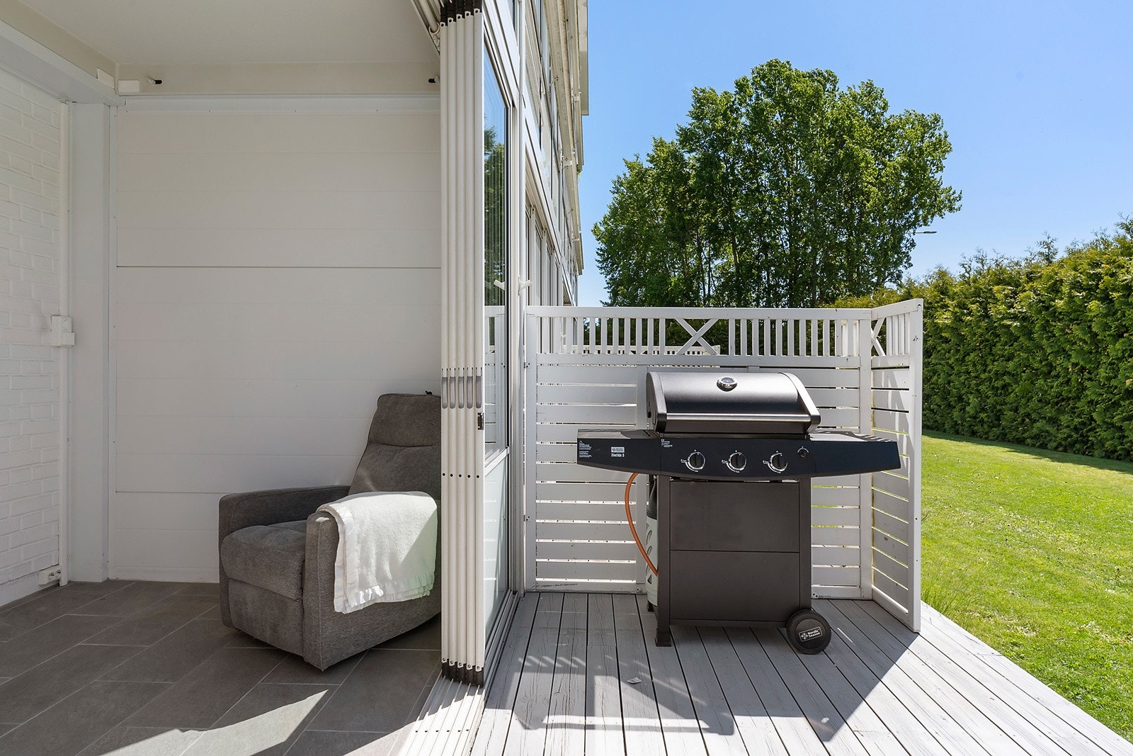 Terrasse med direkte avkomst gressplen Galleribilde