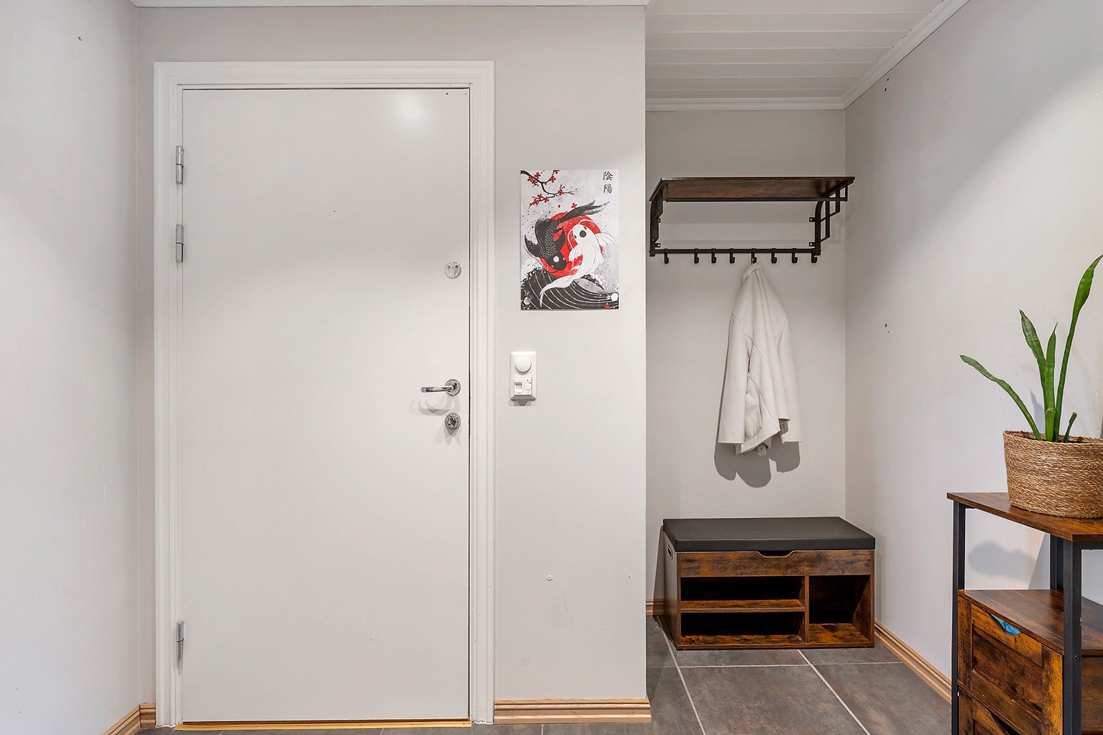 Gangen har god plass til skap og yttertøy Galleribilde