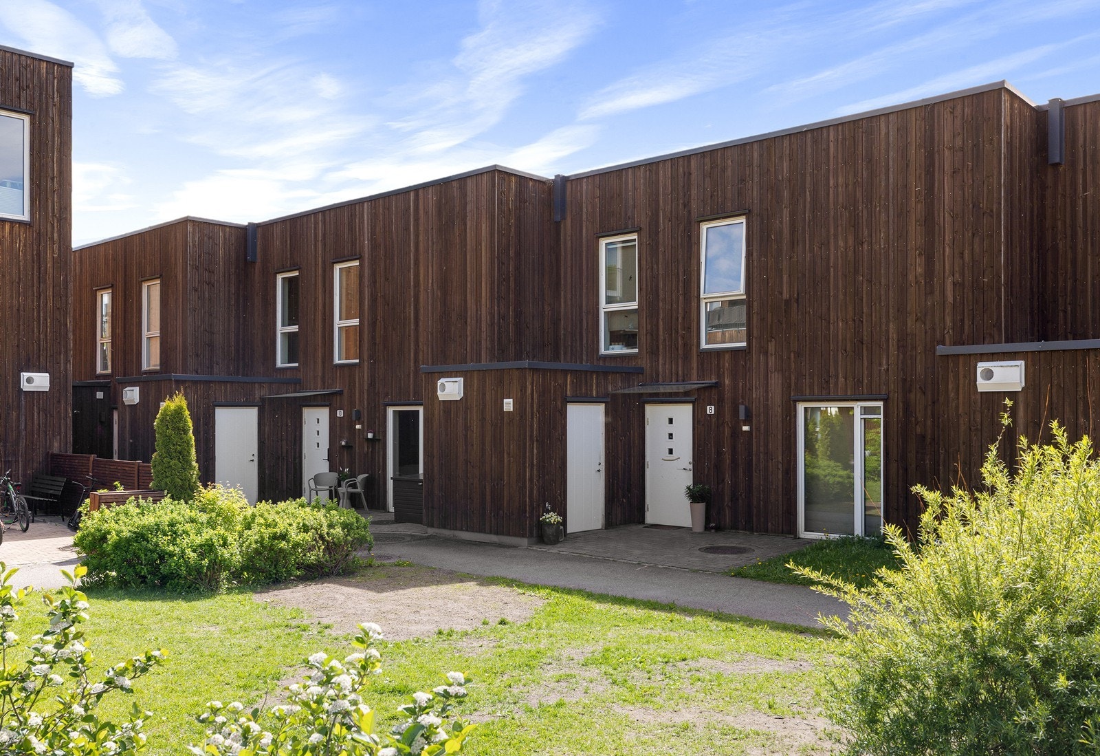 Det er felles lekeplass og en utvendig bod på ca. 6 m² rett utenfor døren. Galleribilde