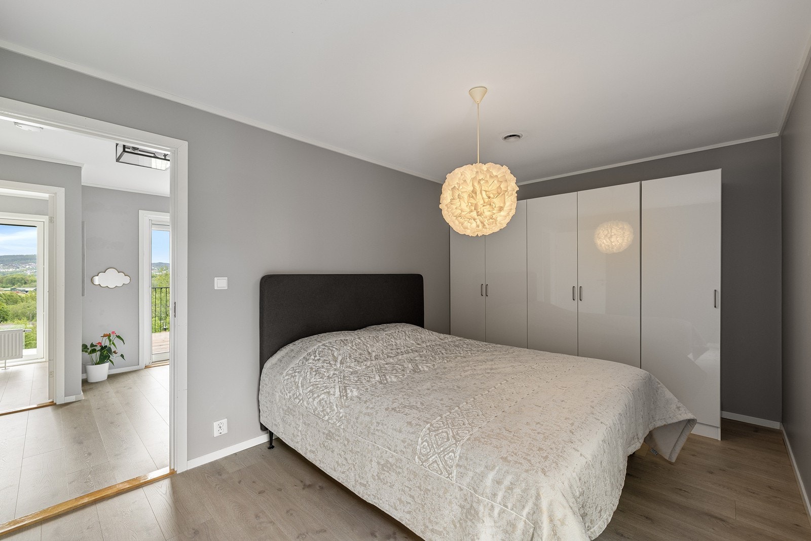 Det romslige hovedsoverommet har en lun atmosfære med god plass til dobbeltseng og en stor garderobeløsning langs veggen. Galleribilde