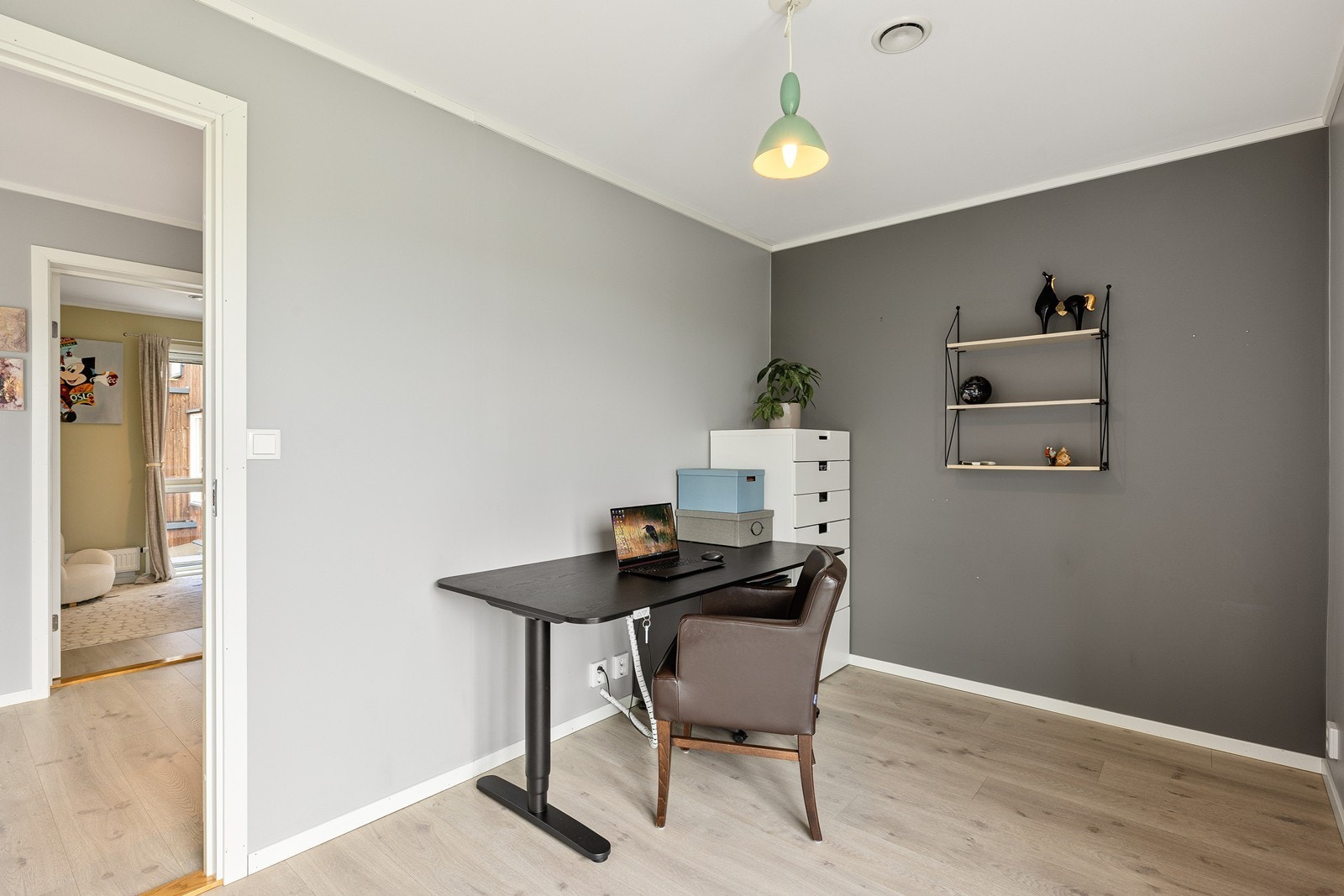 Her innredet som kontor. Galleribilde