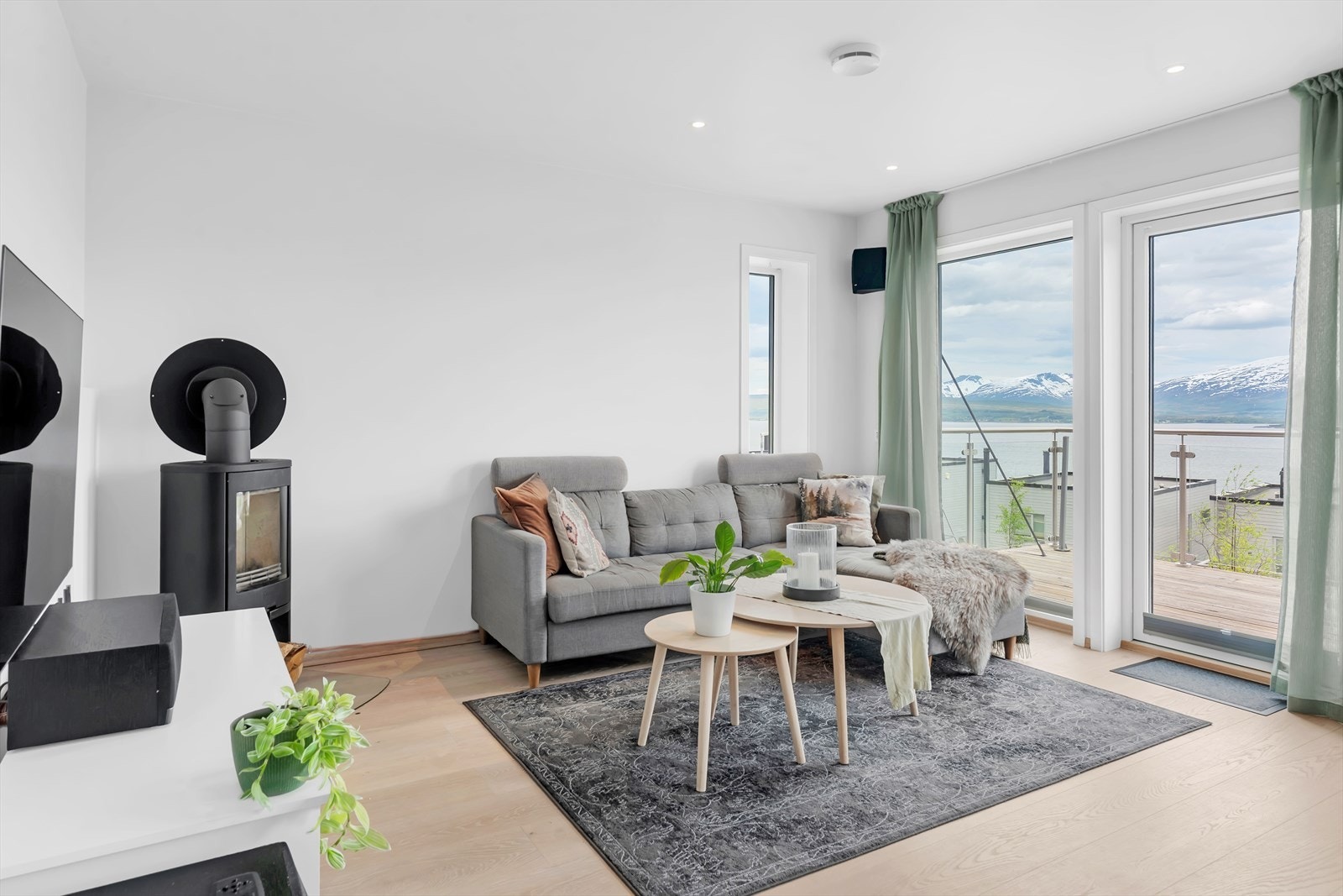 Store vinduer slipper inn mye naturlig lys og gir en fantastisk utsikt. Galleribilde