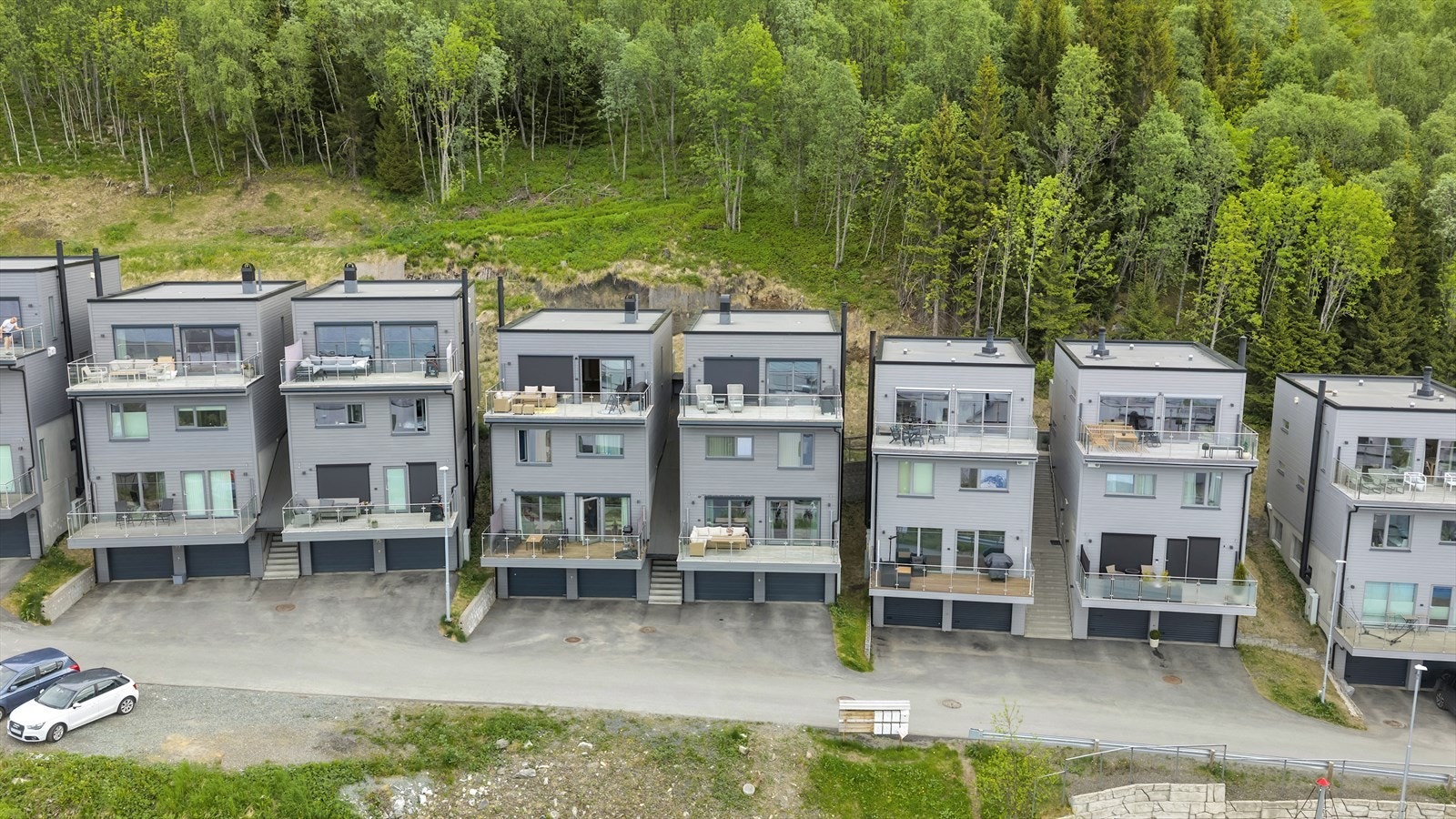 Turstier like ved som går til fjellheisen og mulighet for å spenne på seg toppturskiene ved boligen Galleribilde