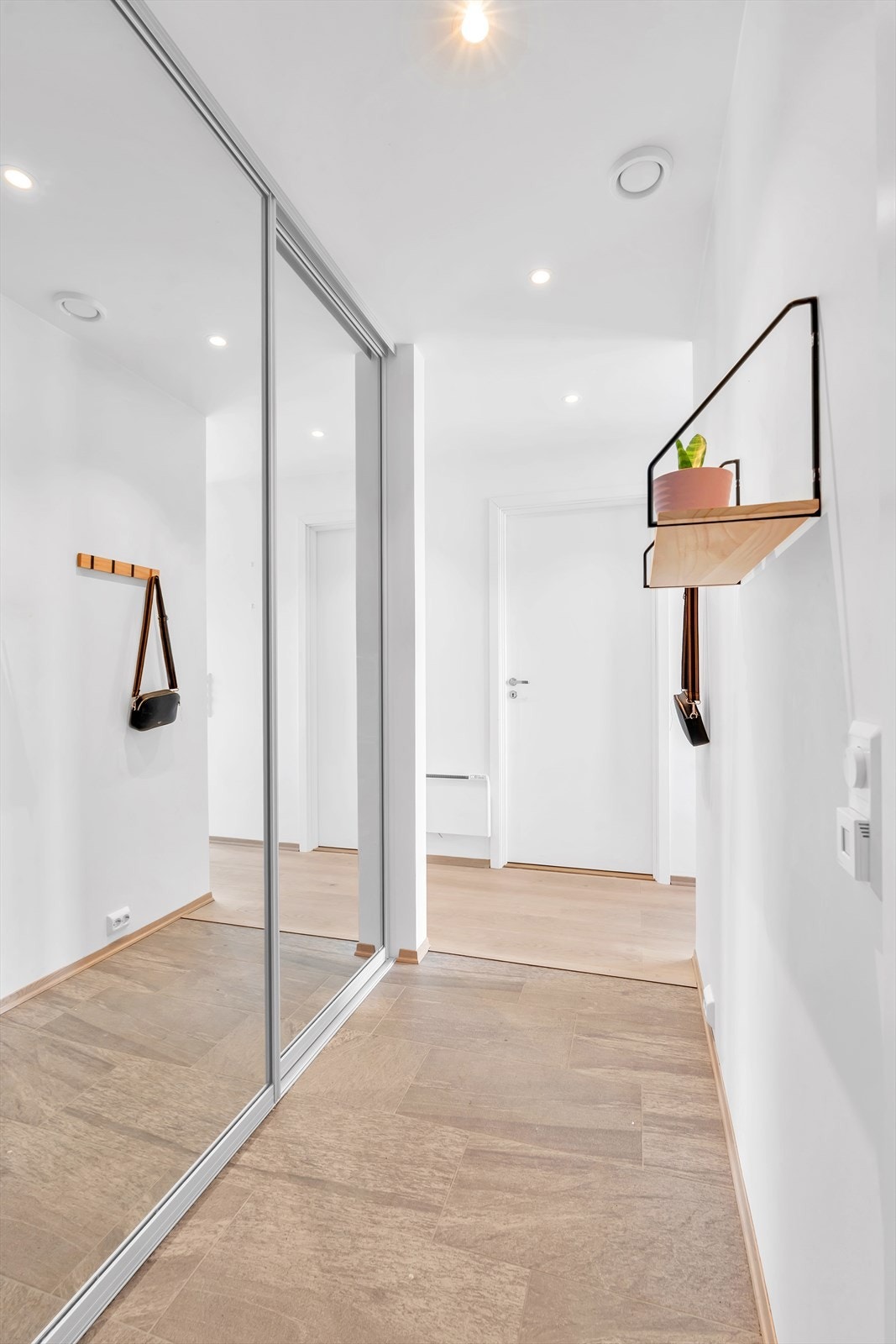 Flislagt entre med varme i gulv og stor speilgarderobe Galleribilde