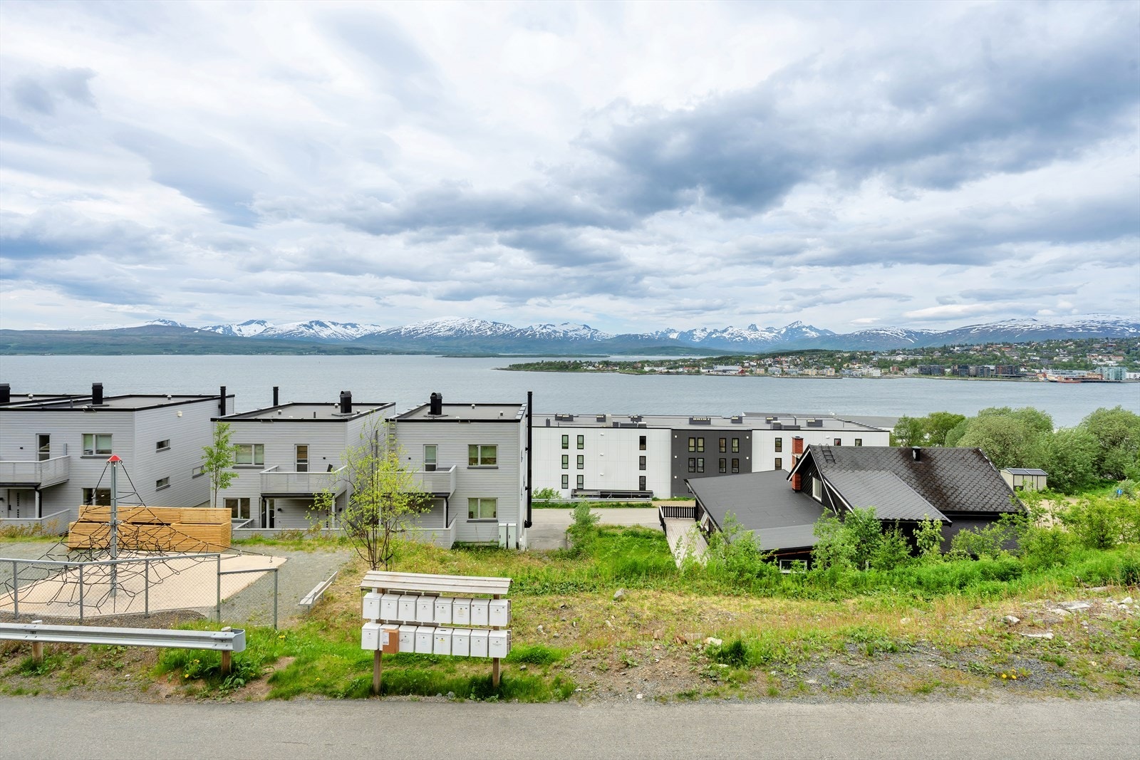 Utsikt vestover over området, sundet og Tromsøya Galleribilde