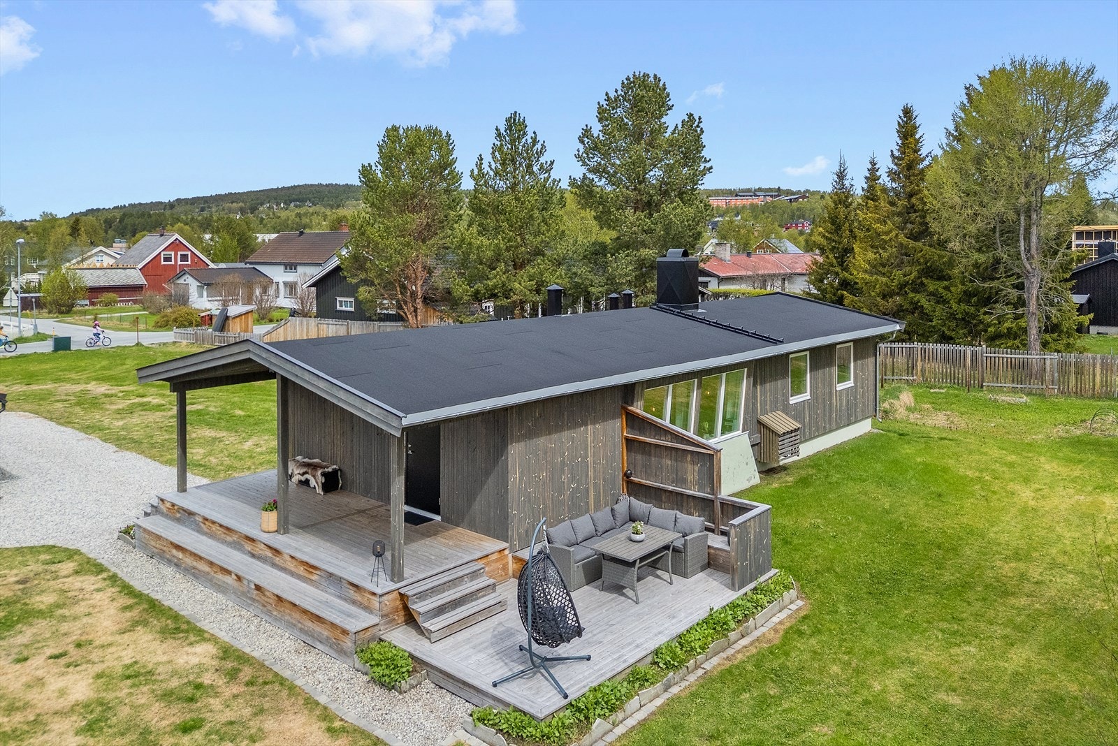 Boligen har en attraktiv og skjermet beliggenhet i gangavstand fra Røros sentrum. Galleribilde