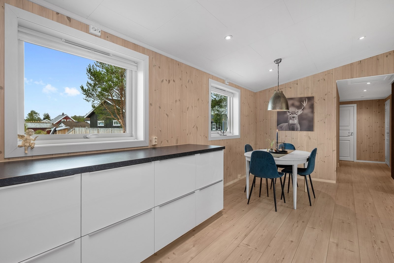 Kjøkken med god benkeplass. Galleribilde
