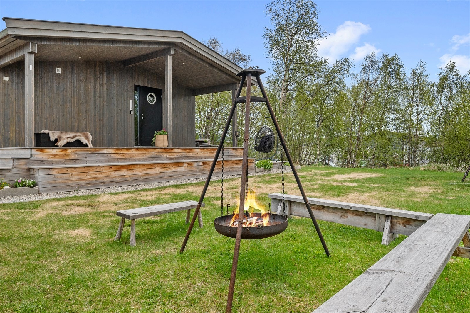 Tomten er over 2 mål og uteplassen er opparbeidet med plen. Galleribilde