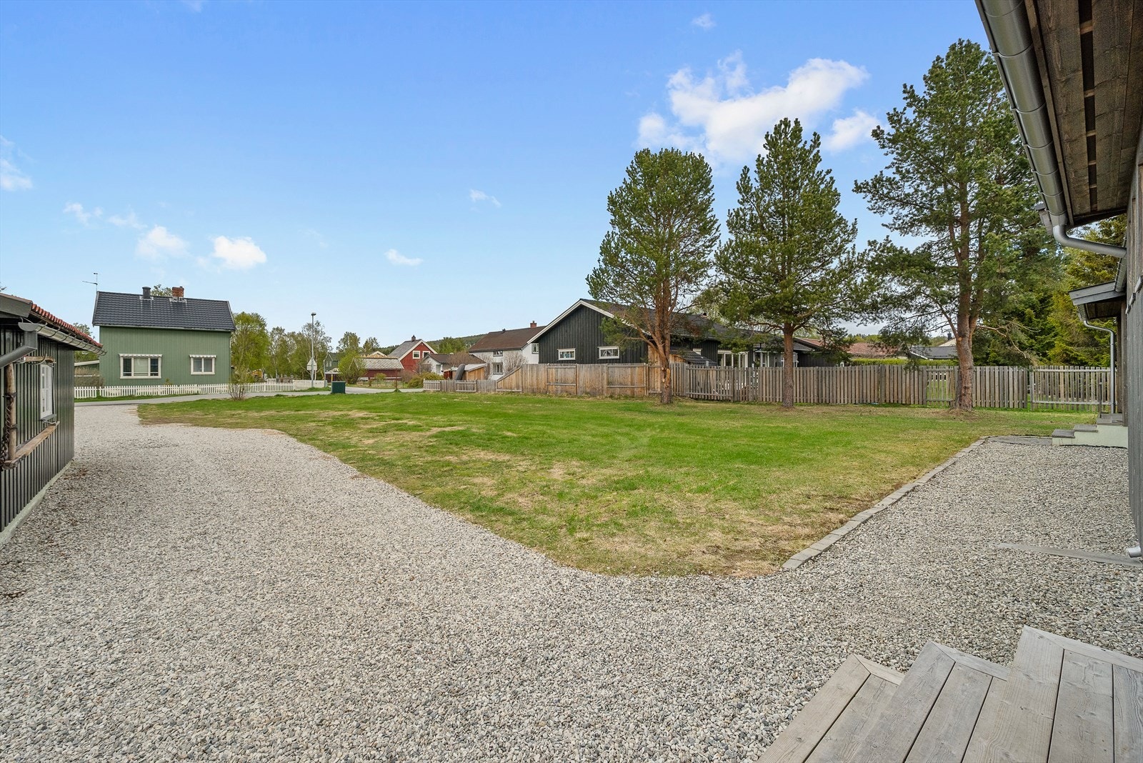 Huset ligger tilbaketrukket på tomta. Galleribilde