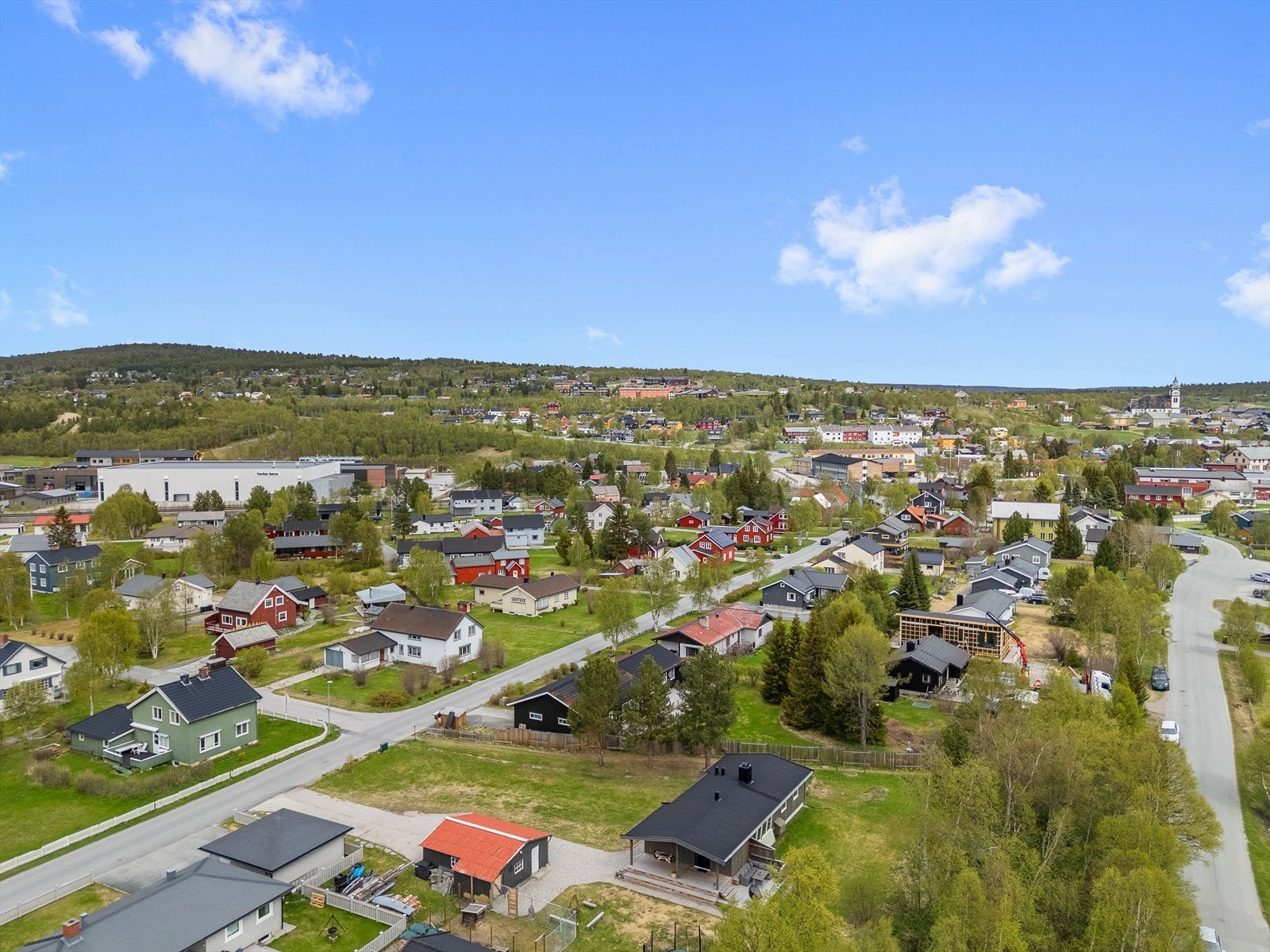Dronebilde som viser nærheten til bl.a. sentrum. Galleribilde