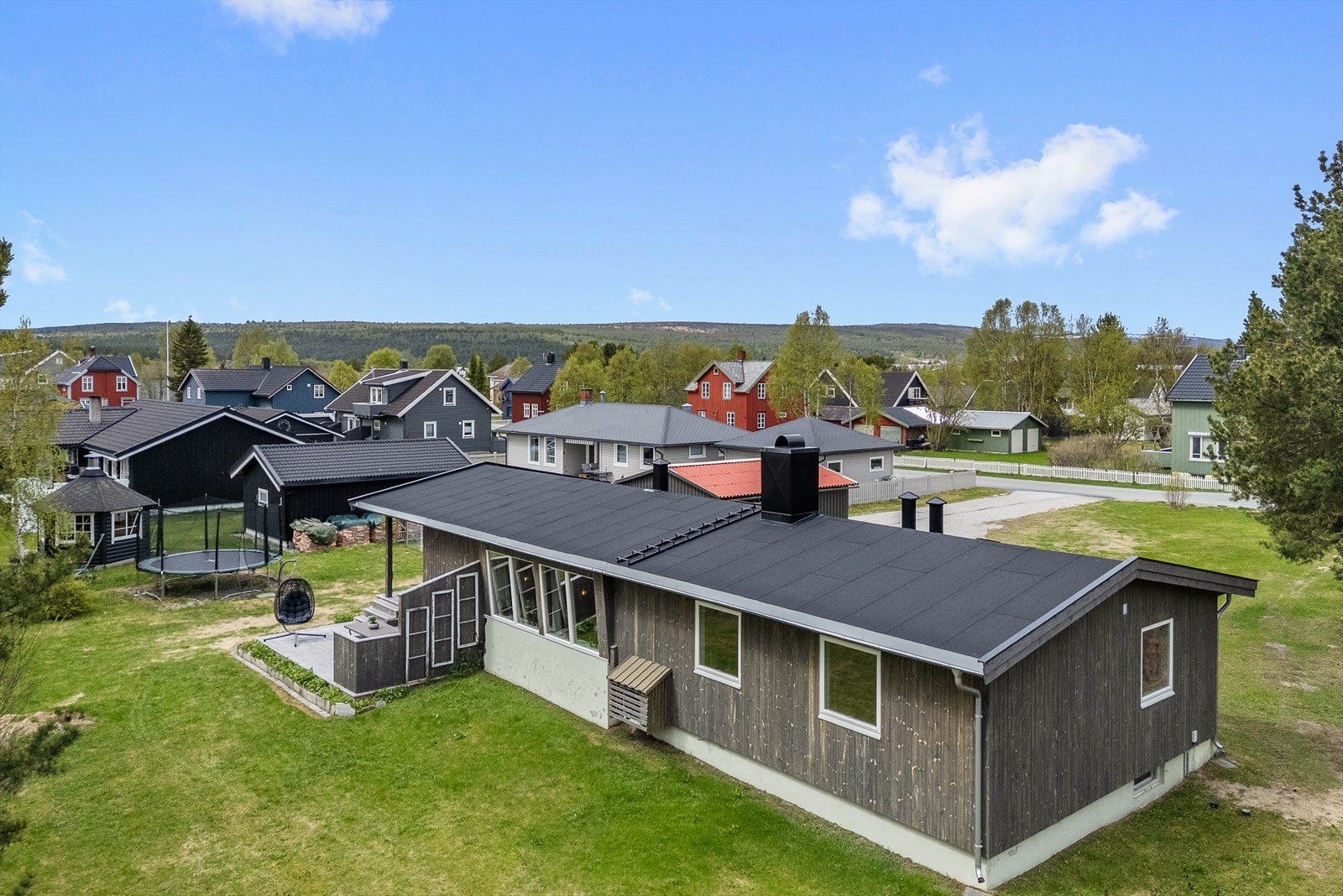 Tomta er svært romslig, ca 2 mål. Galleribilde