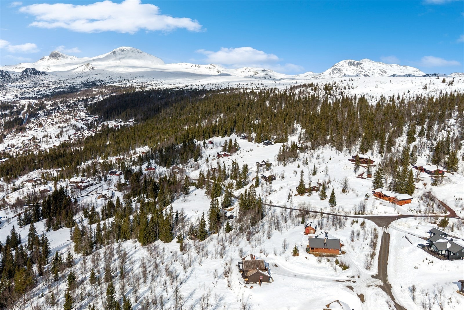 Herfra er det kort vei til Gaustatoppen og Gaustabanen, som ligger kun 12 minutters kjøring unna. Galleribilde