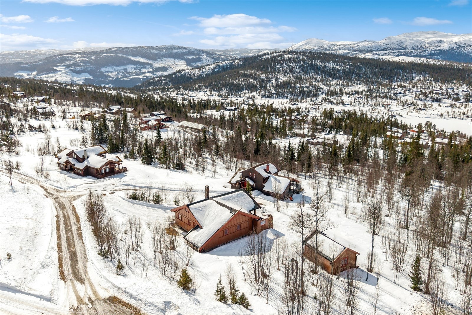 Eiendommen ligger 905 meter over havet i Hjartdal kommune, med umiddelbar nærhet til fjellet. Galleribilde