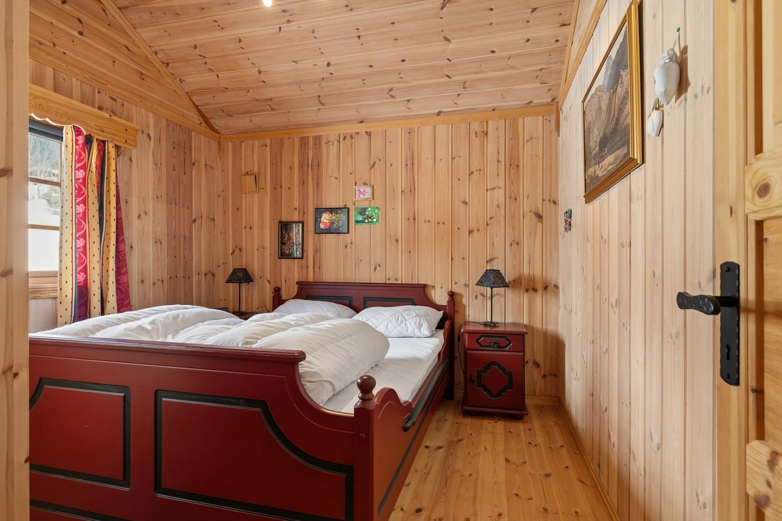 Gjennomgående materialvalg med panel på vegger, tak og tregulv. Galleribilde