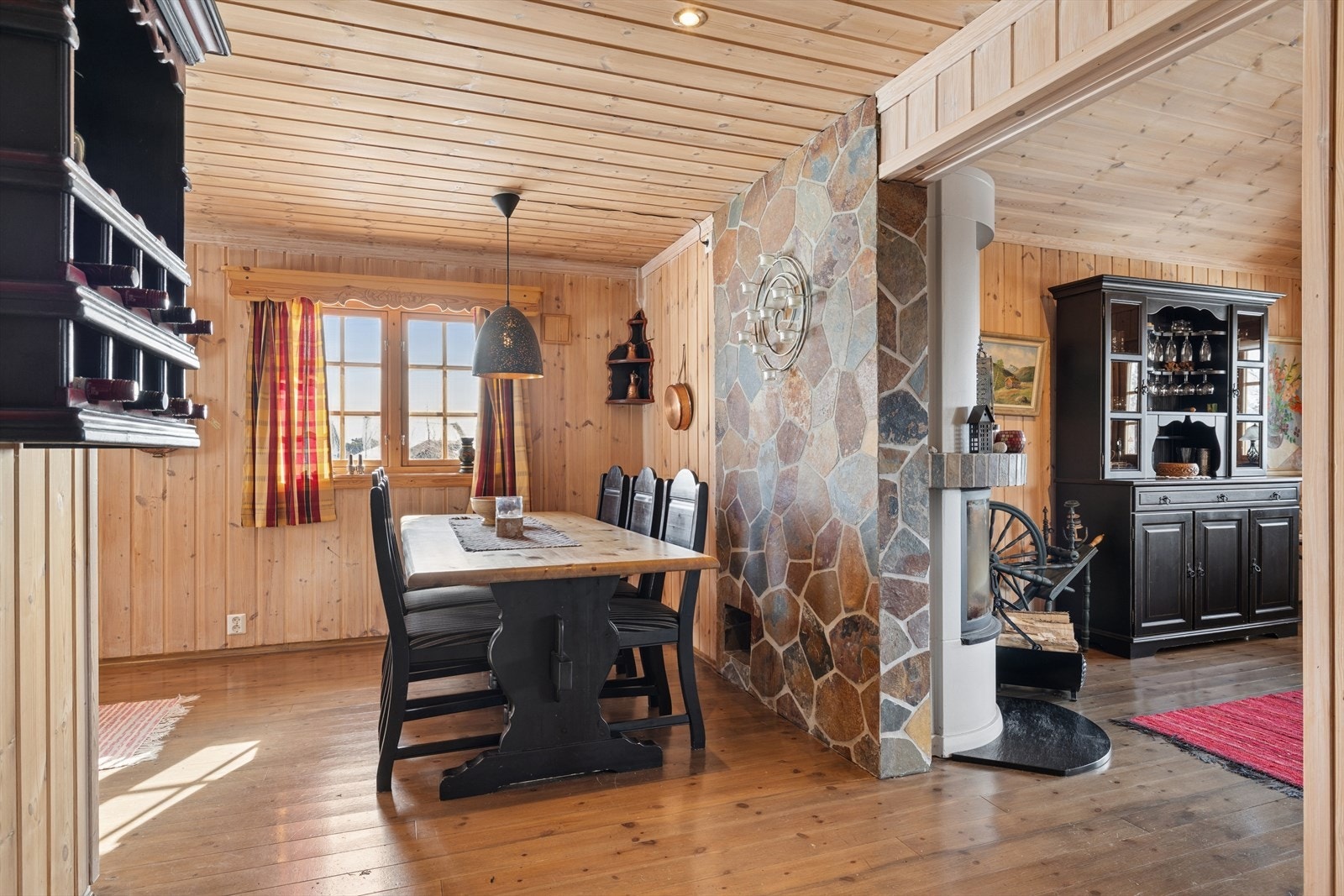 Spiseplassen ligger i åpen løsning mot stuen og kjøkkenet, perfekt for sosiale sammenkomster. Galleribilde