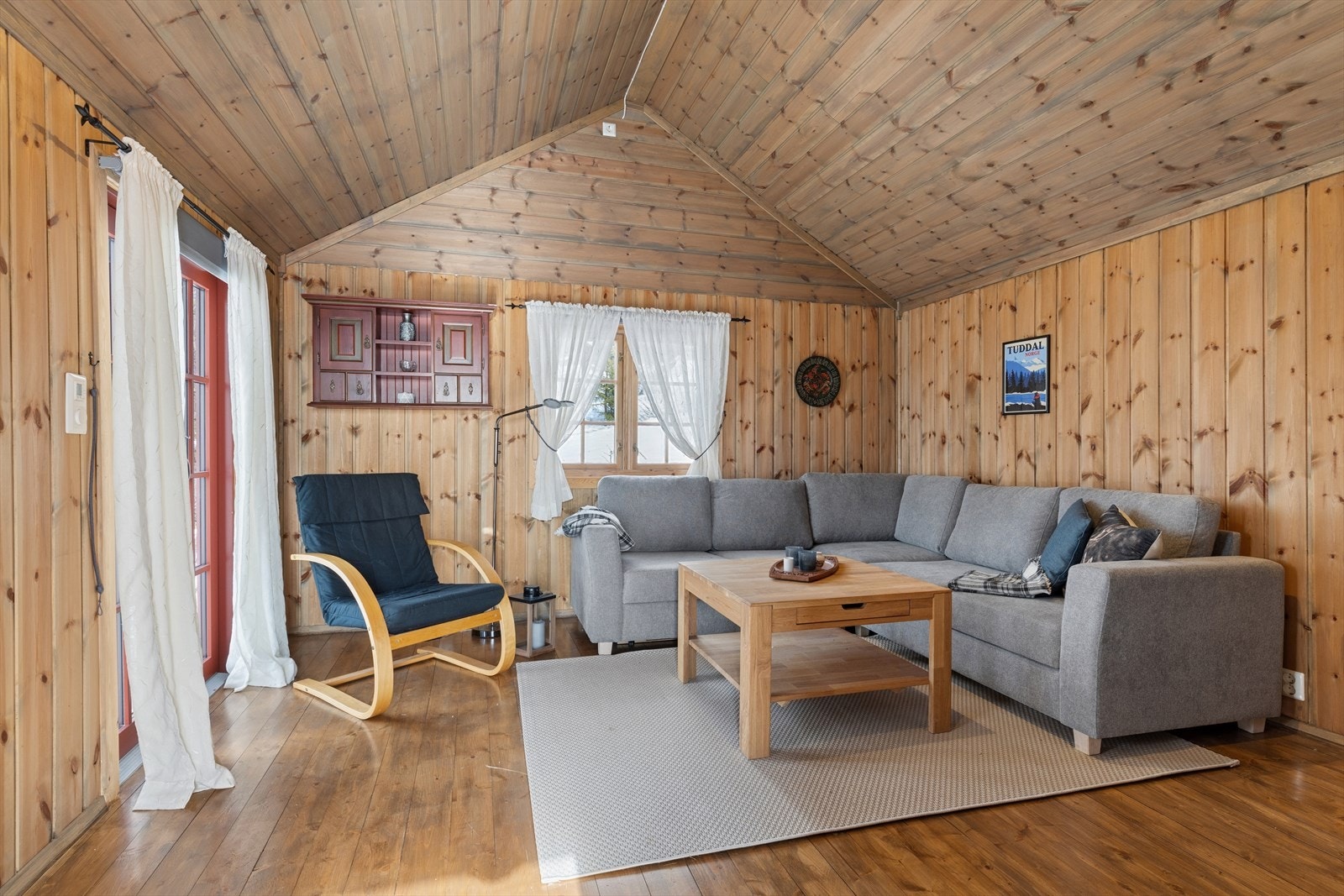 I annekset er det en egen stue med panel og beiset tregulv. Galleribilde